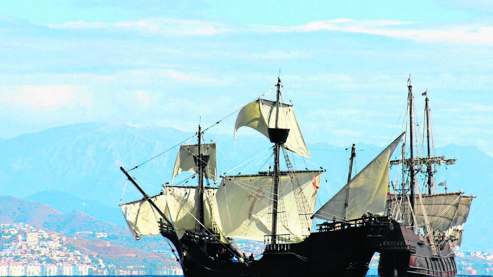 Recreación de la Nao Victoria y el galeón que dieron la primera vuelta al mundo.