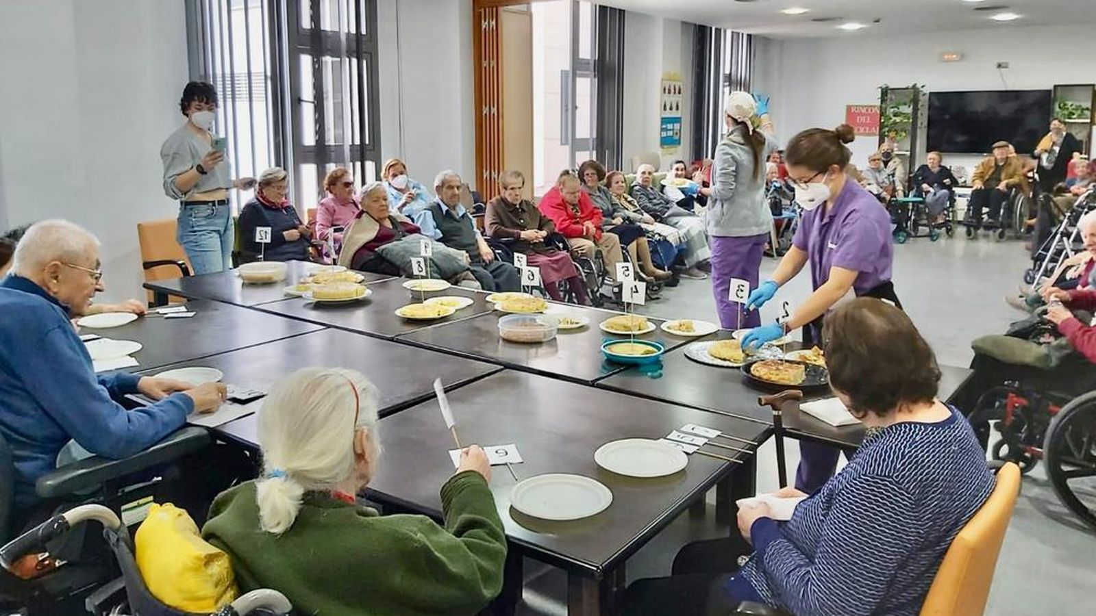 Un momento del evento en el geriátrico de la Carretera de Carmona.