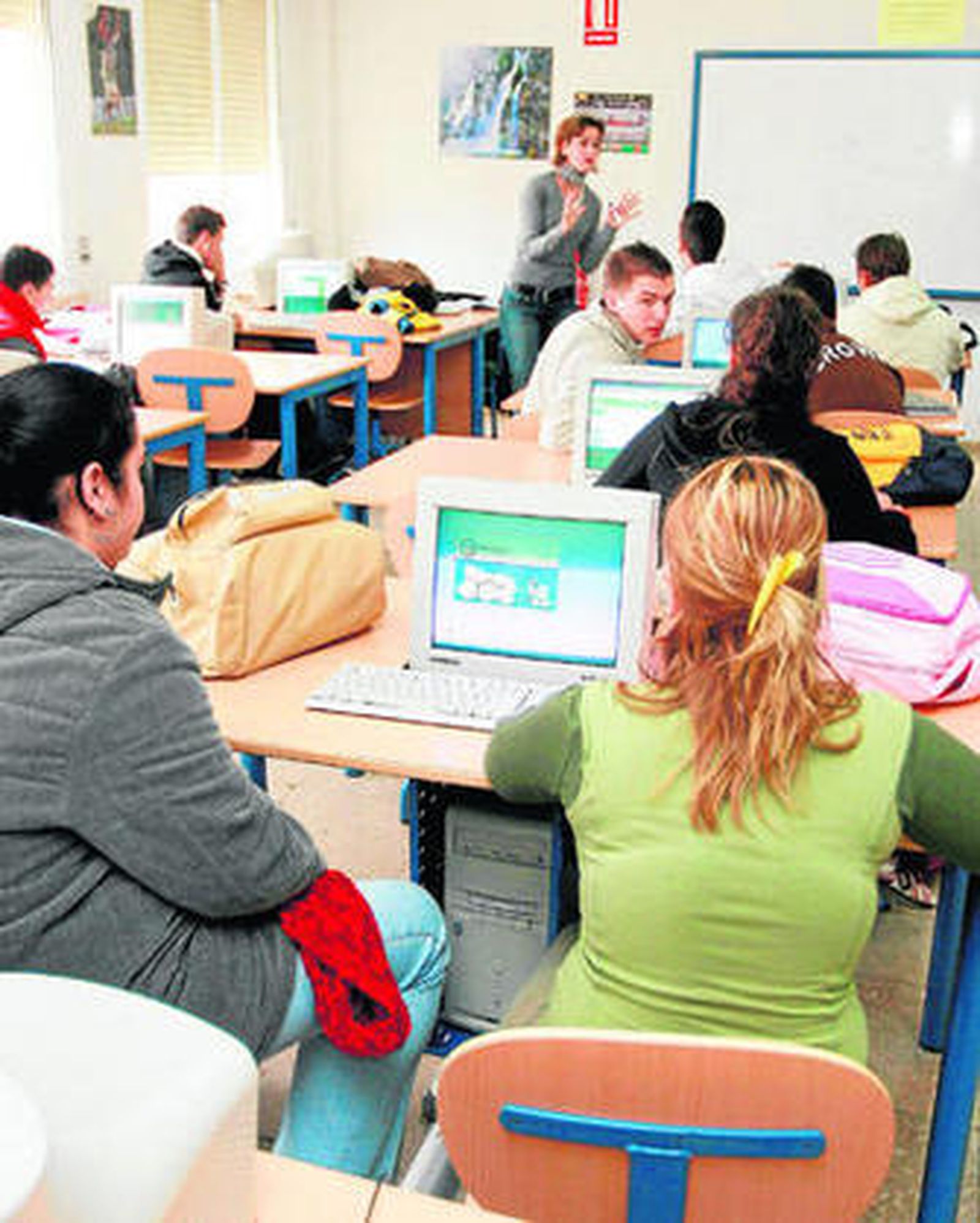 Grupo de alumnos en un aula TIC.