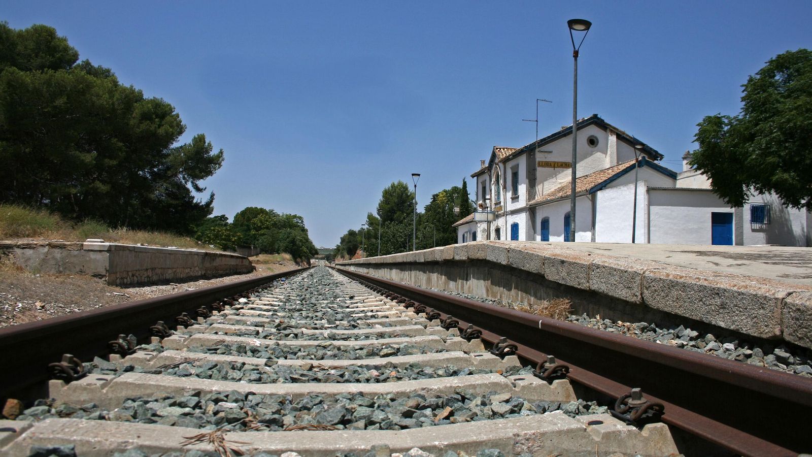 La línea convencional Granada-Bobadilla, en Obéilar, lleva diez años sin tráfico ferroviario y será desmontada