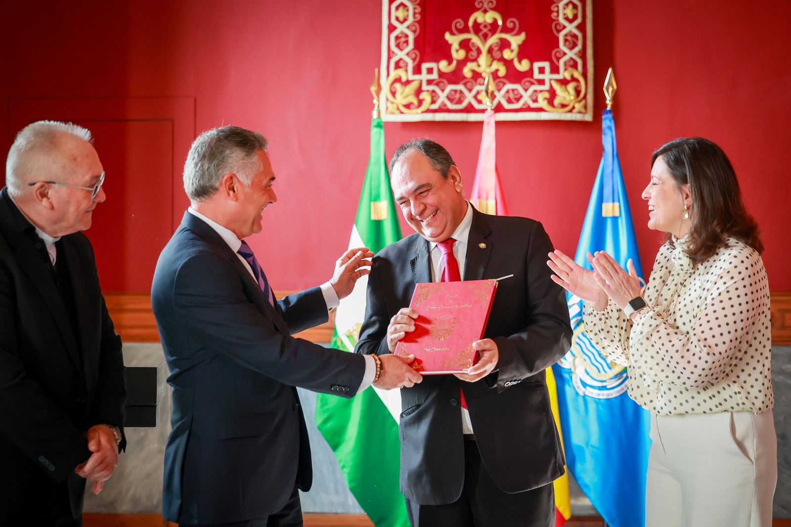 Entrega de las pastas al pregonero de la Semana Santa en San Fernando