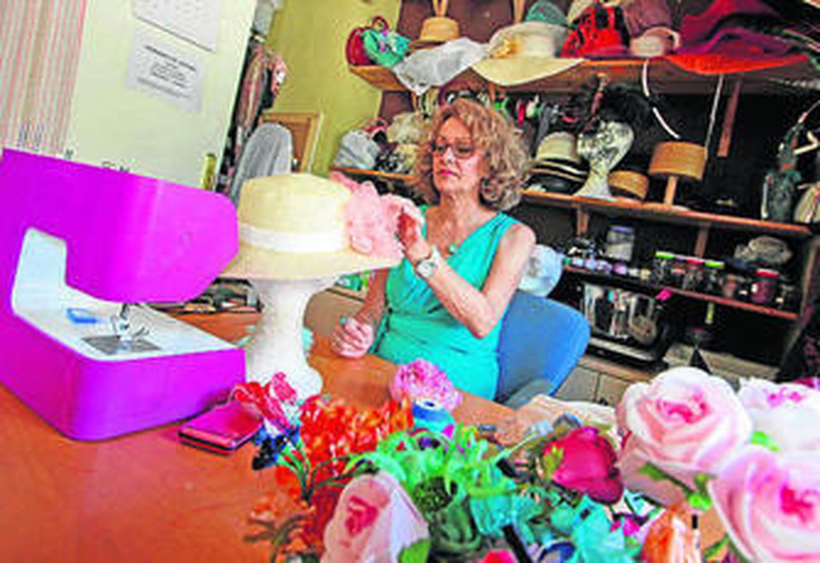 1. Los tocados a medida son la especialidad de Eloísa de Paula y Toñi Ruedo, propietarias del establecimiento. 2. En Tengo una Boda se imparten cursos individuales de tocados de diez horas de duración. 3. Las empresarias posan en la tienda, ubicada en la calle Avión Cuatro Vientos. 4 y 5. Bolsos y otros muchos complementos como cinturones o pendientes también tienen cabida en el local.