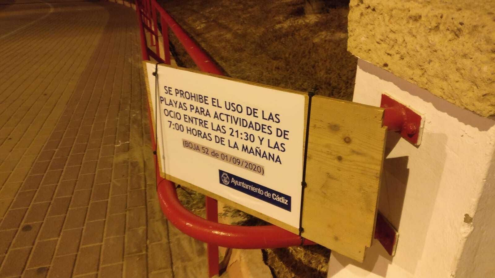 Uno de los carteles localizados en la zona de playa