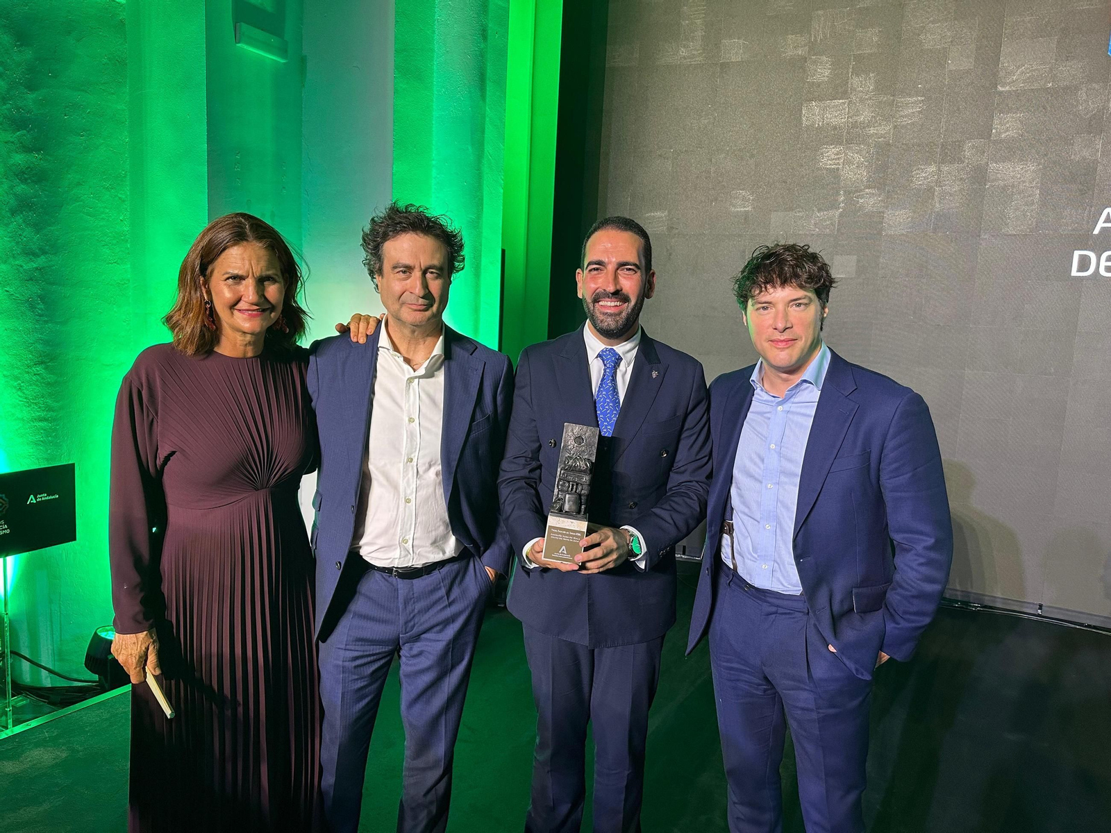 José Luis Baños, gerente de la Ruta del Vino , junto con los presentadores de Masterchef, programa también galardonado los Premios Andalucía de Turismo 2025.