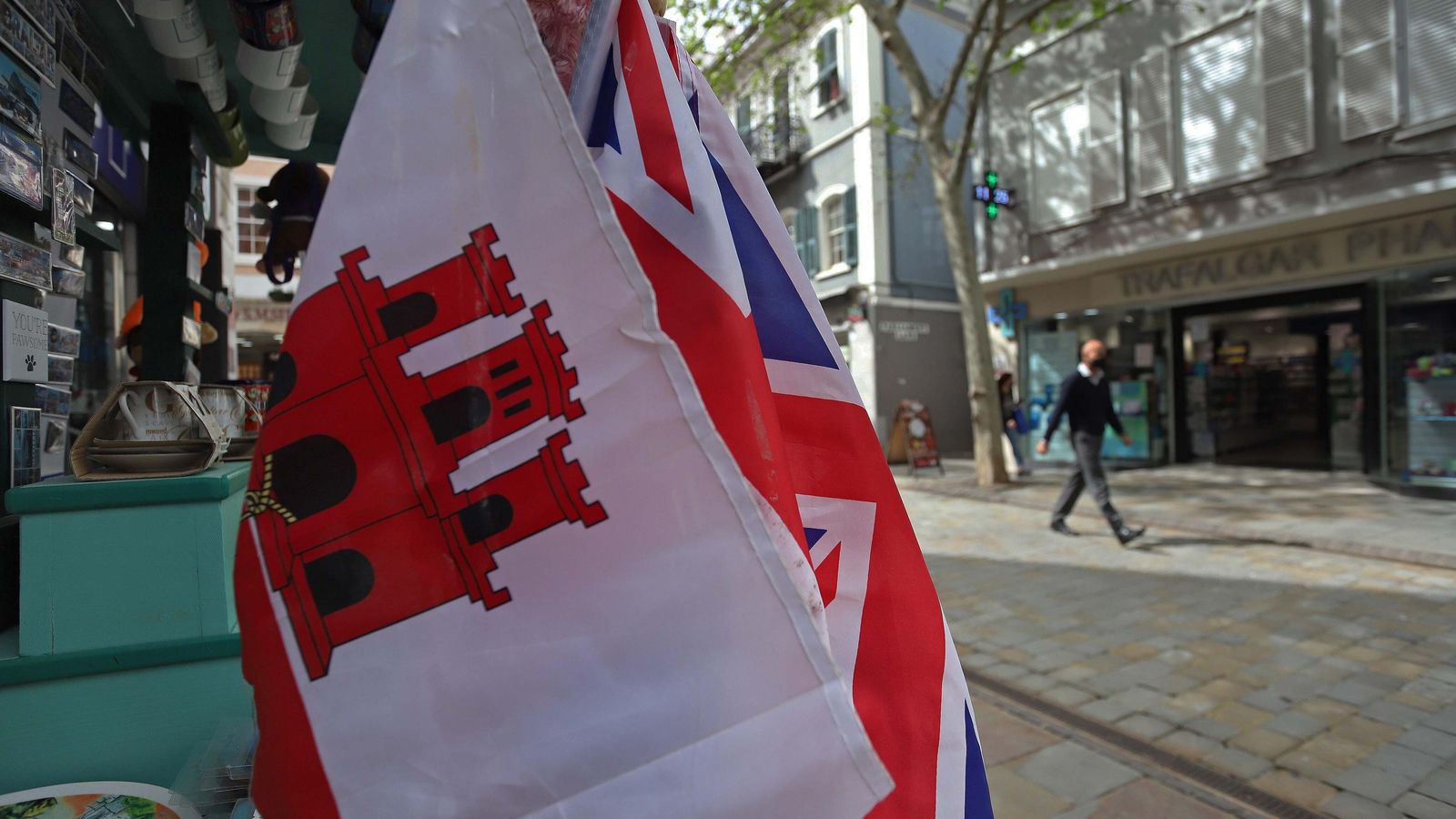 Banderas de Gibraltar y Reino Unido en la calle principal del Peñón.