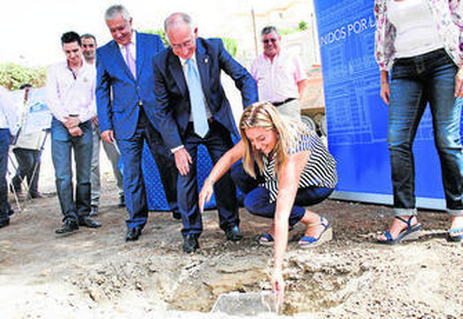 La alcaldesa junto al presidente de Diputación y Javier Arenas.