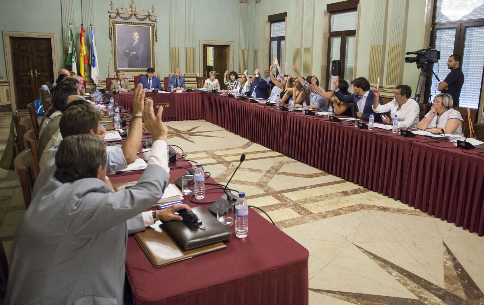 El 11 de agosto las cuentas de Cruz recabaron el visto bueno de los no adscritos, el rechazo de un PP roto y capitaneado por Centeno y la abstención del resto. Rossi se quedó sola en las filas de IU.