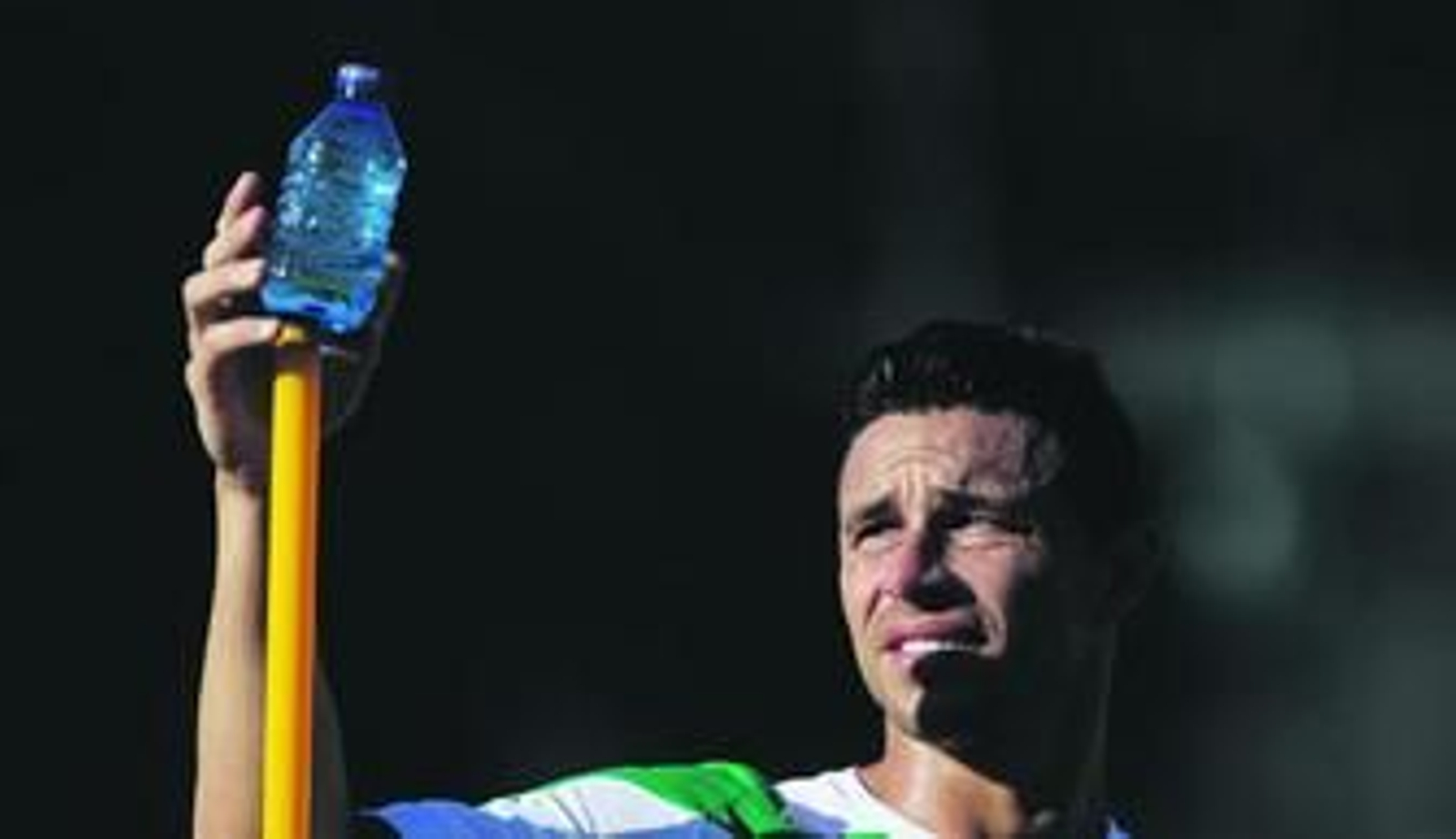 Rubén Castro trata de colocar una botella de agua sobre una pica.