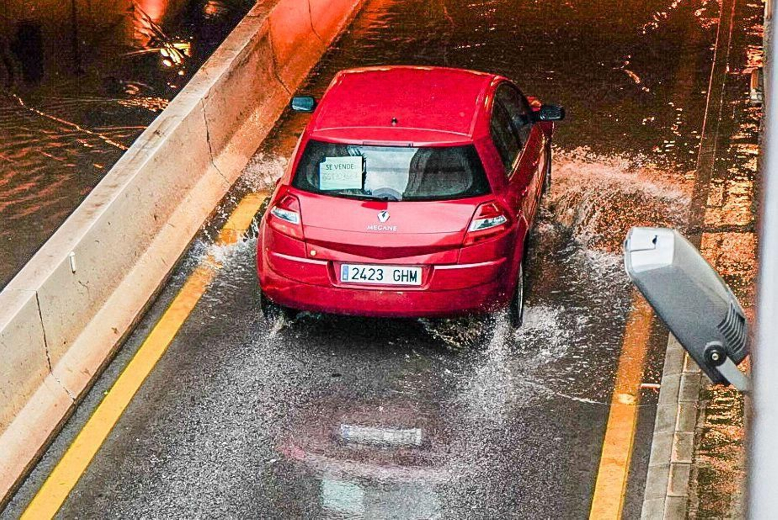 Galería | El agua toma la ciudad de Granada como consecuencia de la Dana