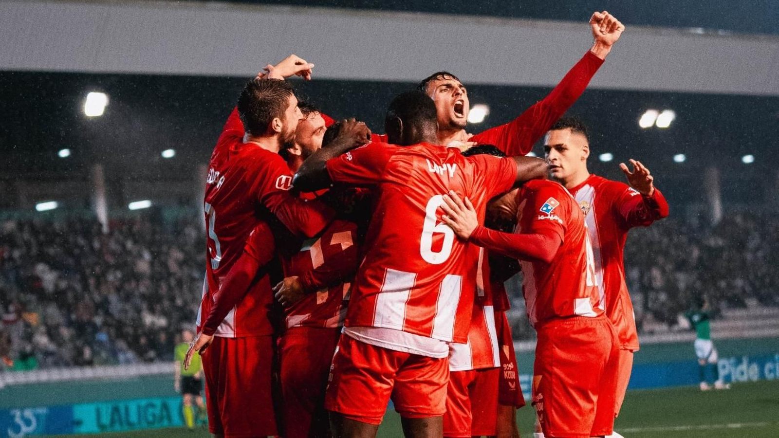 Los rojiblancos celebran uno de los goles del encuentro.