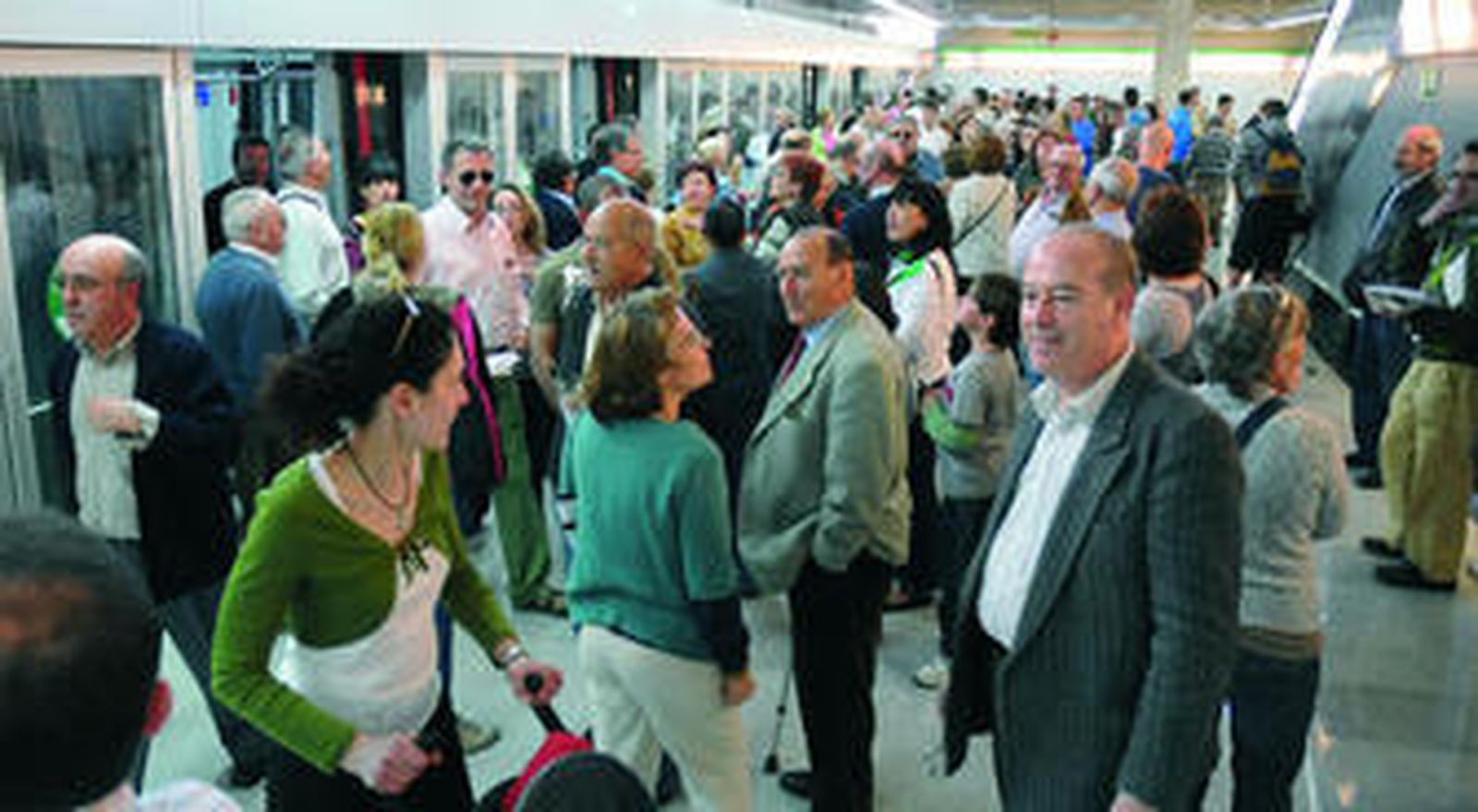 Los viajeros se apean de un tren en la estación de Cocheras tras ser desalojados por megafonía.