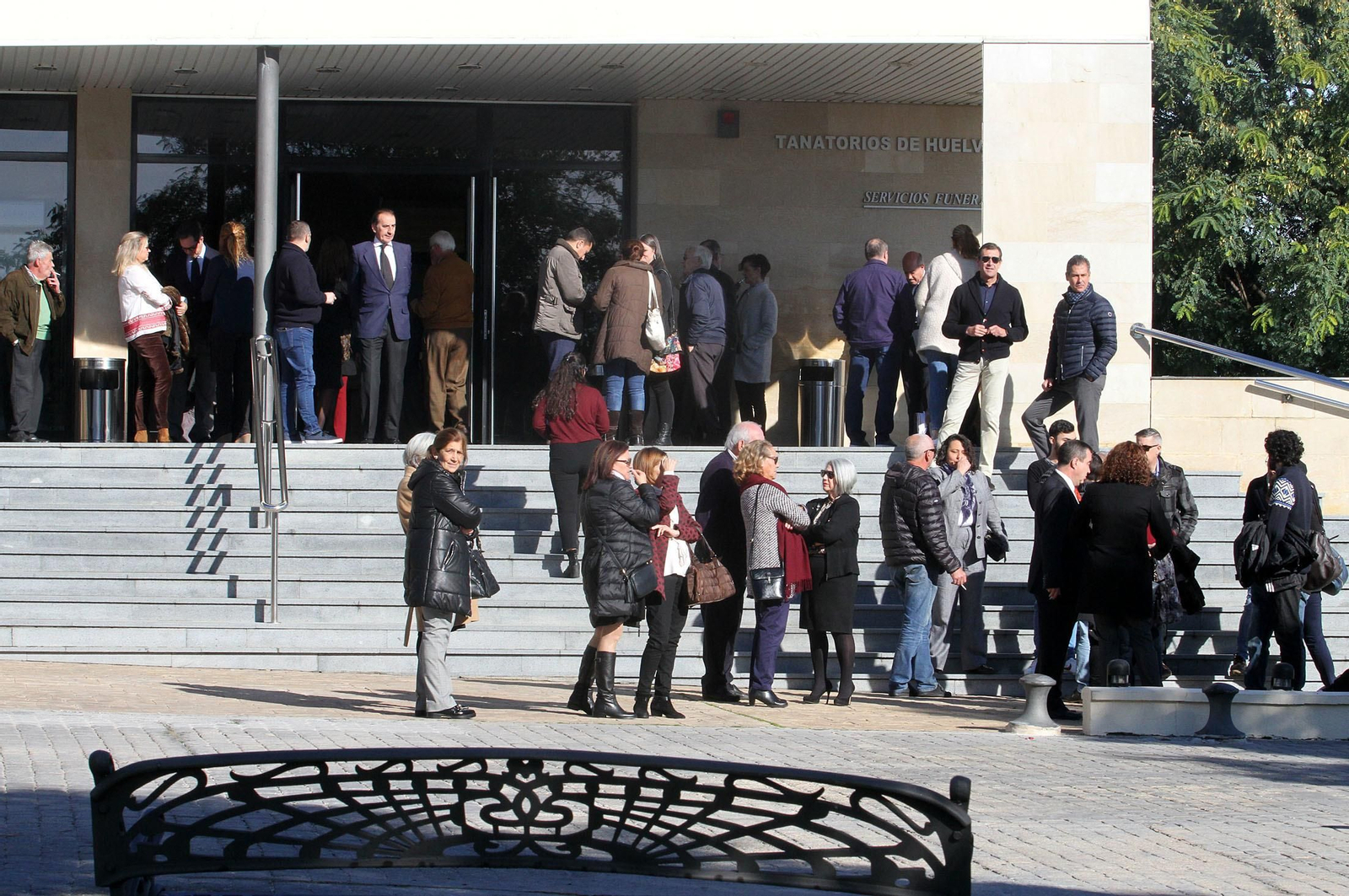 Condolencias a la familia García Palacios durante la mañana en el tanatorio, en imágenes