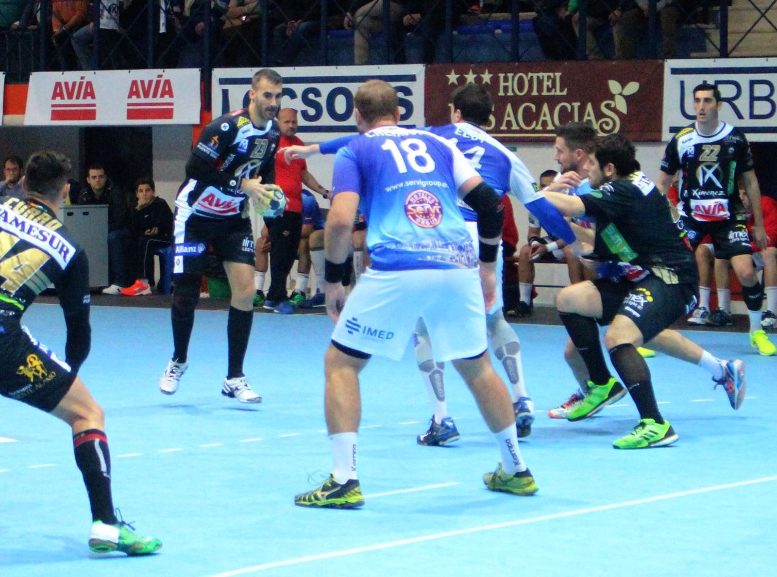 Chispi ataca la defensa del Benidorm en una de las acciones finales del encuentro de ayer.