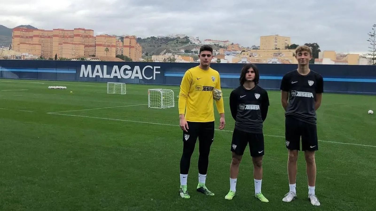 Salva Esquivel, Álex Calvo y Dean Huijsen, en un entrenamiento con el primer equipo.