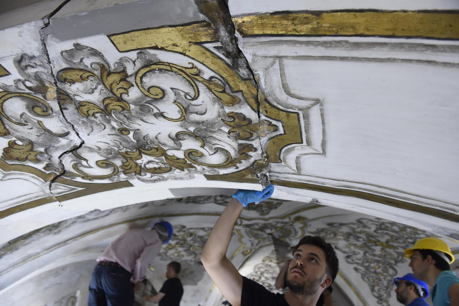 Todas las imágenes de la restauración de las pinturas en la Parroquia de la Magdalena