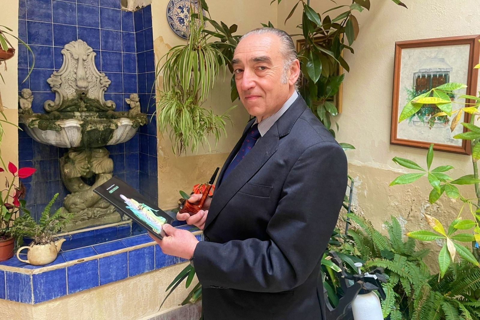 García de Romeu, sujetando un ejemplar de su nuevo poemario, 'Orfandad'.