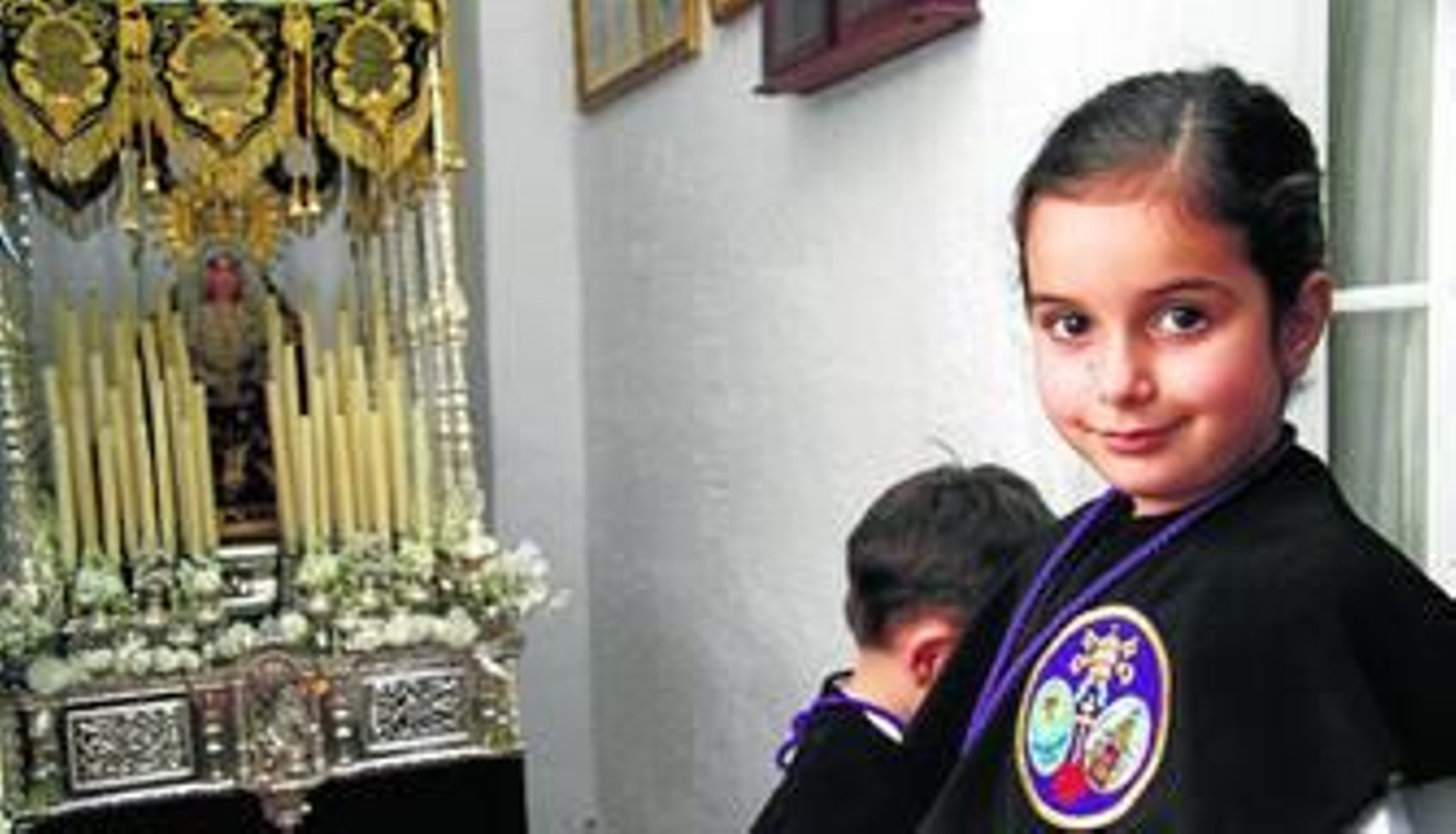 María del Mar Navarro Marín, de monaguilla de Los Estudiantes, junto a la reproducción del paso de la Virgen del Rocío de su abuela.
