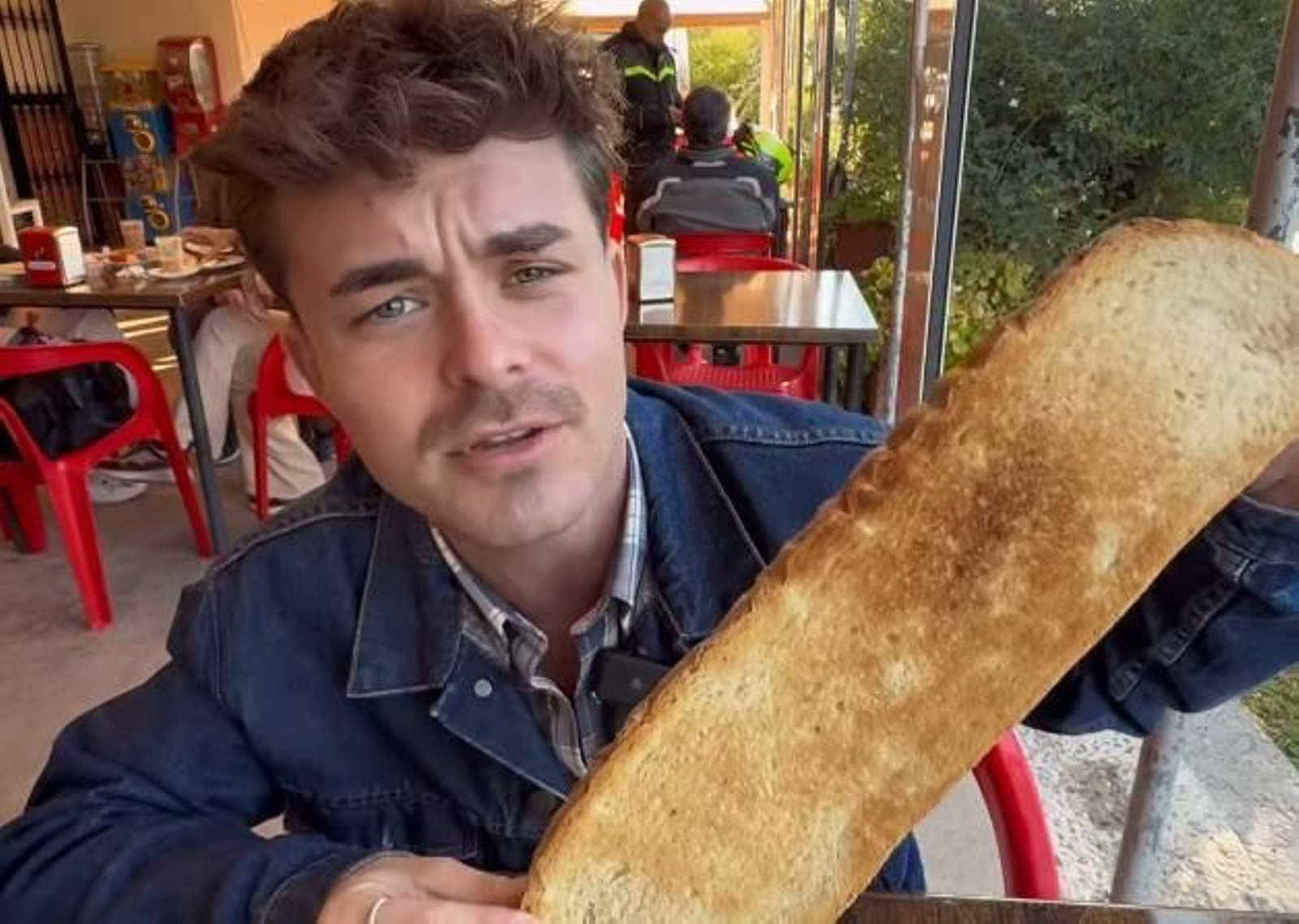 Jesús Sánchez muestra el tamaño de la tostada de la Venta Salas