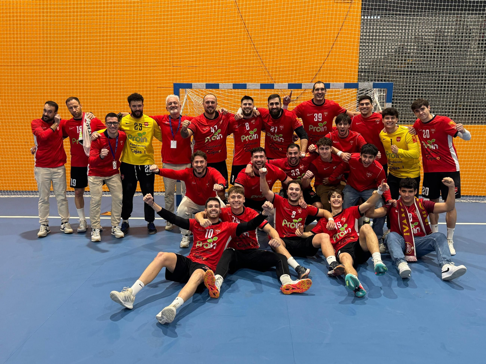 Los jugadores del Cajasol Sevilla BM Proin celebran el triunfo al finalizar el partido.