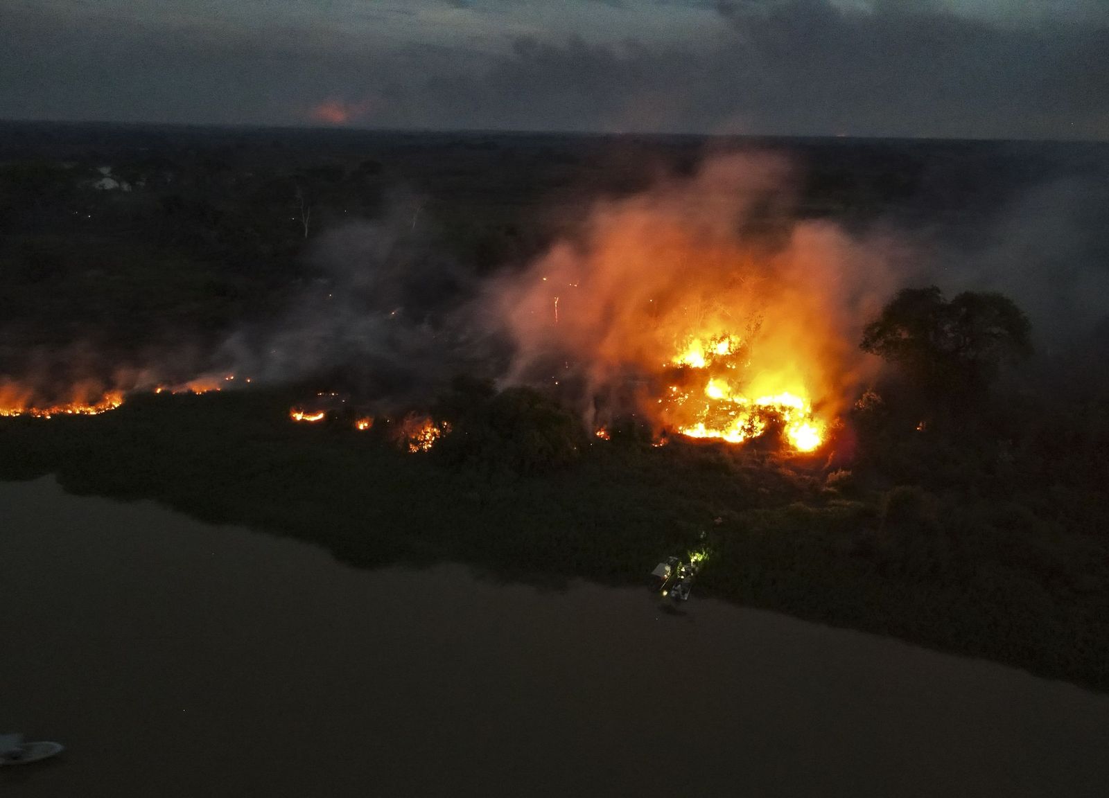 Las llamas convierten en una tumba al aire libre El Pantanal en Brasil