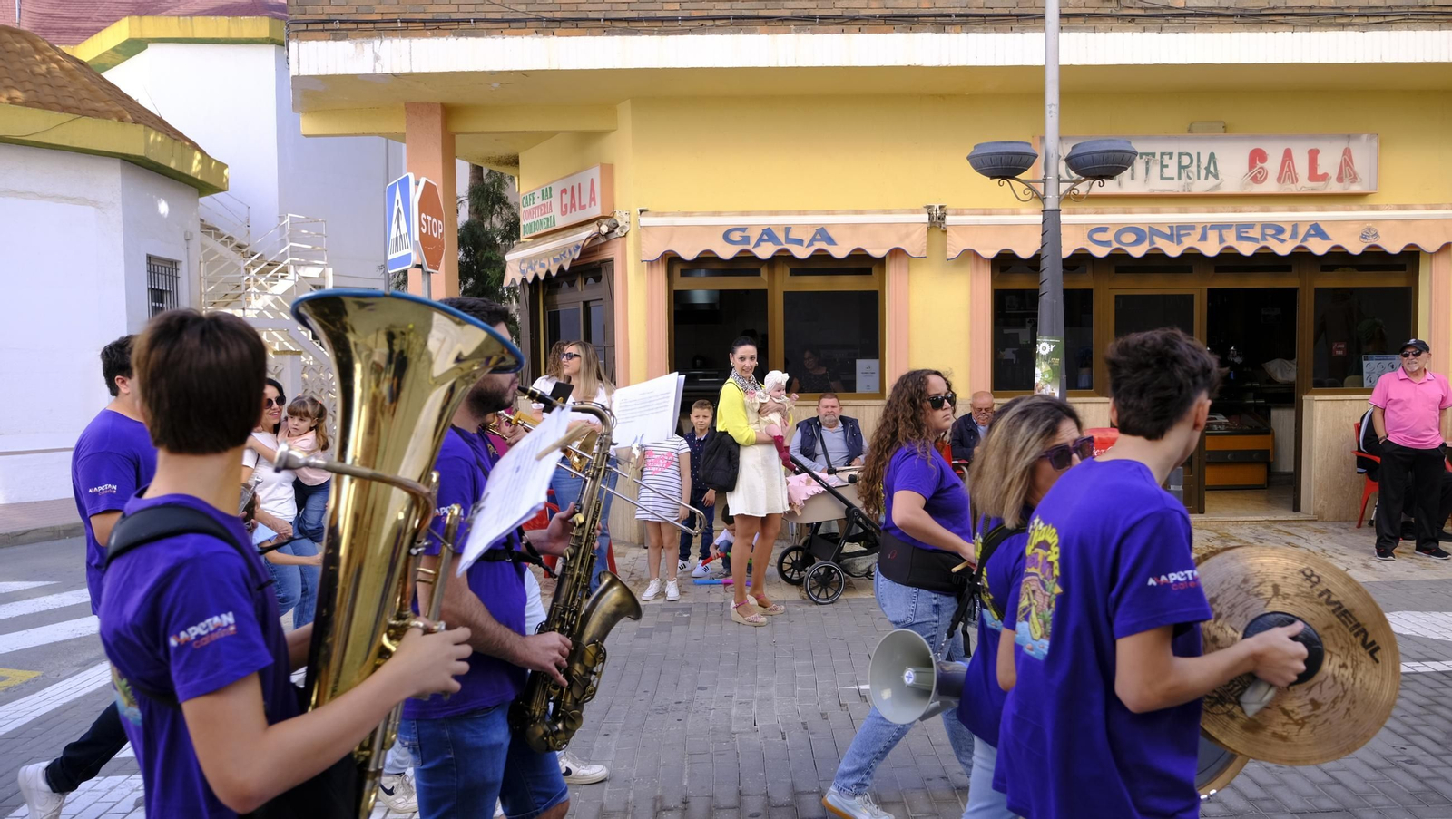 Encierro infantil y gigantes y cabezudos en las Fiestas de Huércal Overa, en imágenes