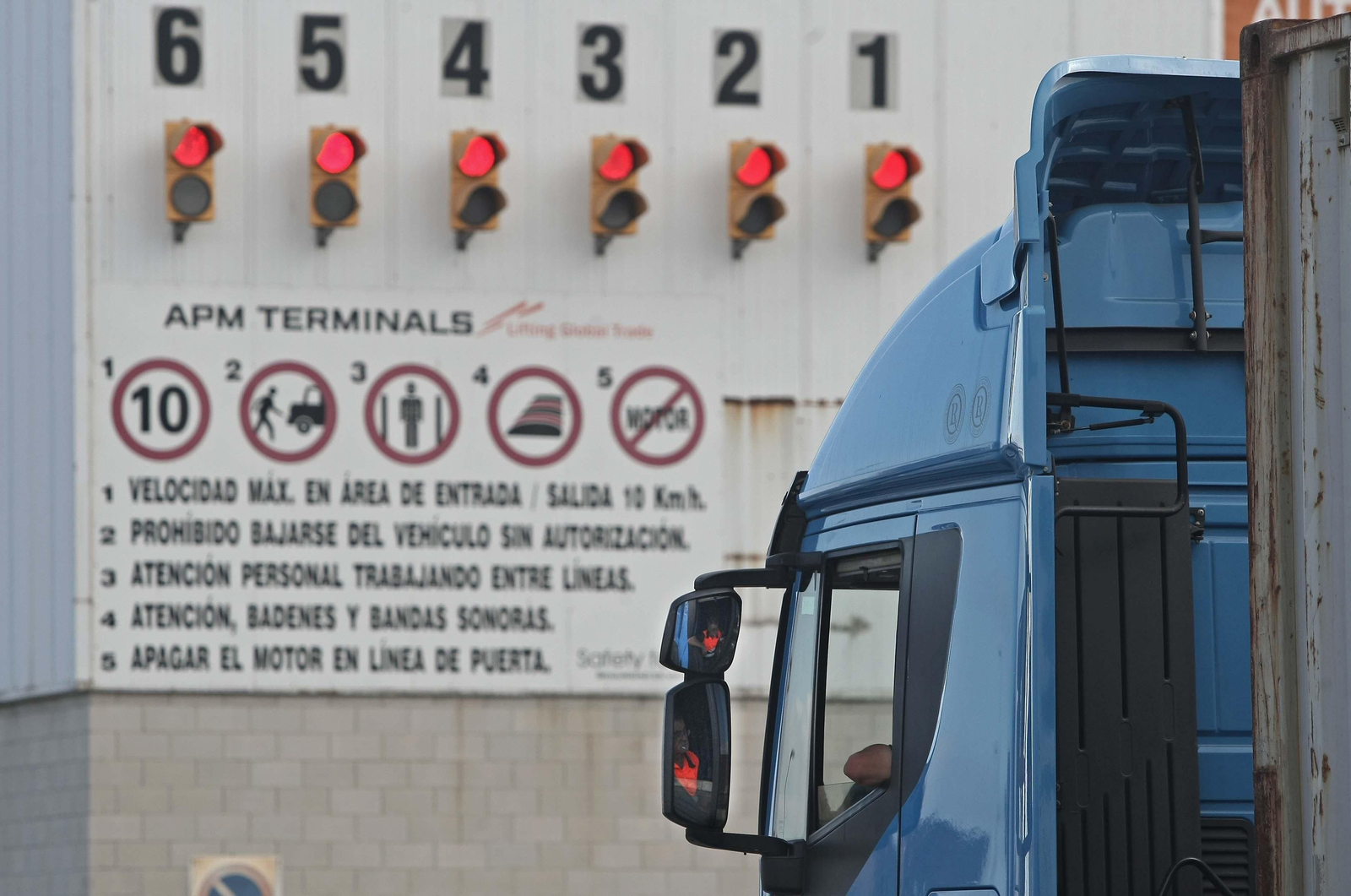 Un camión aguarda su turno frente a los semáforos en rojo en la entrada de APM Terminals, ayer.