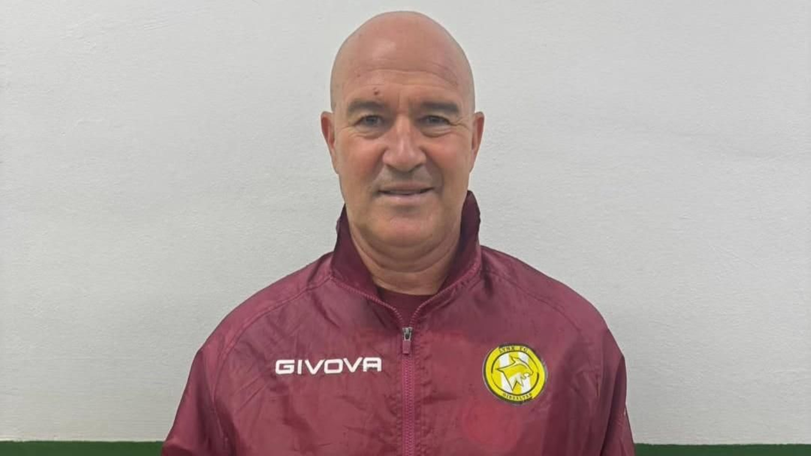 Rafa Berges ya posa con la ropa de su nuevo club.