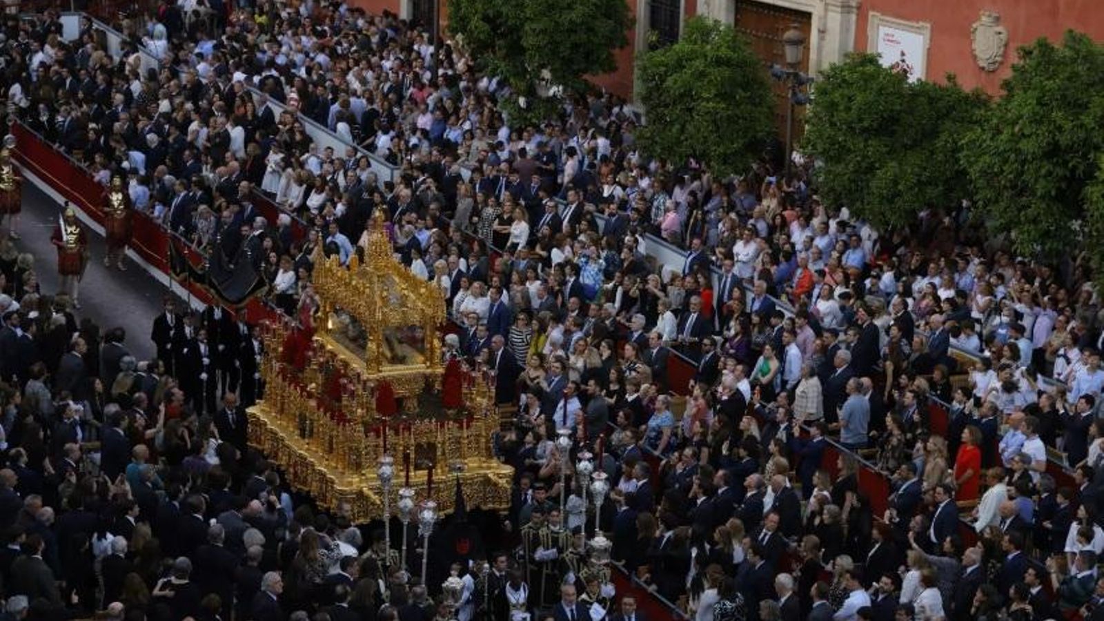 El paso del Cristo Yacente por los palcos de San Francisco