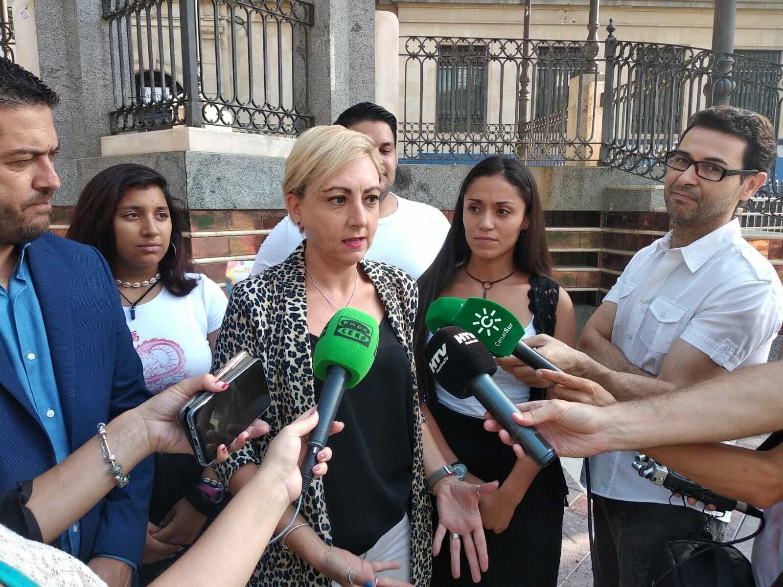 Tania González habla ante los medios sobre la recogida del material escolar.