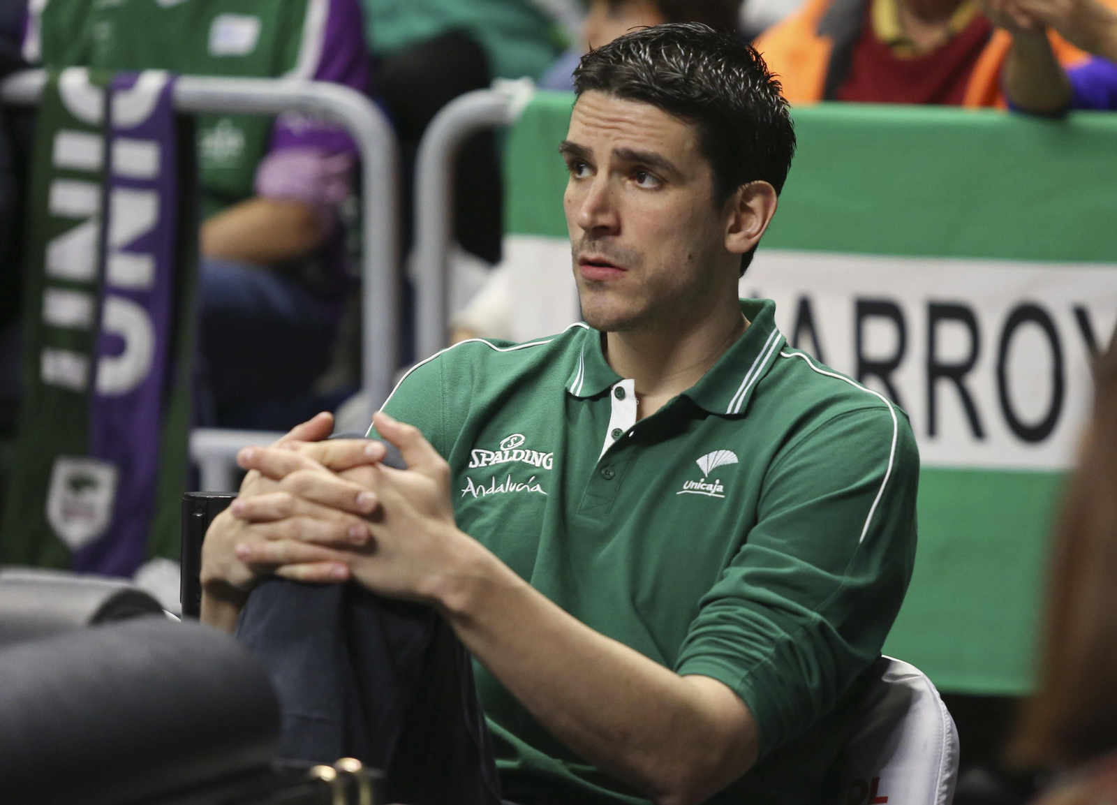 Carlos Suárez contempla un partido desde el banquillo del Unicaja.