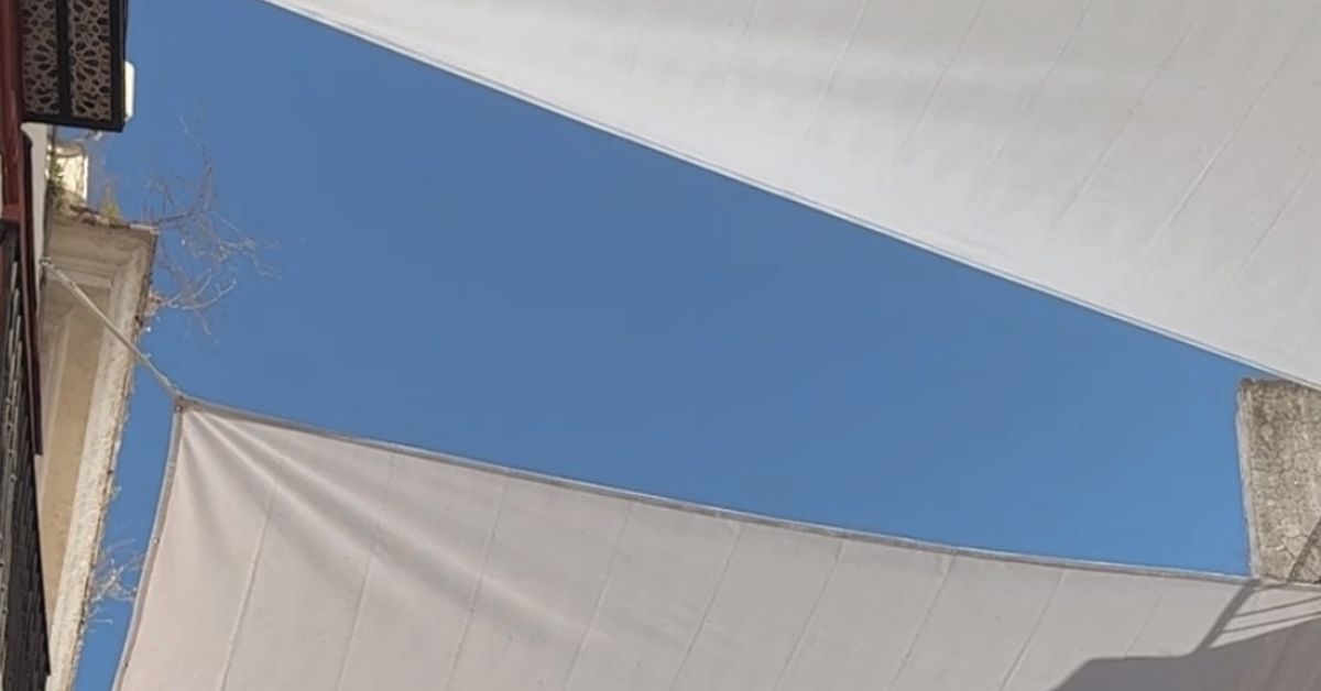 Vídeo | Comienza la instalación de toldos en el centro histórico de Sevilla