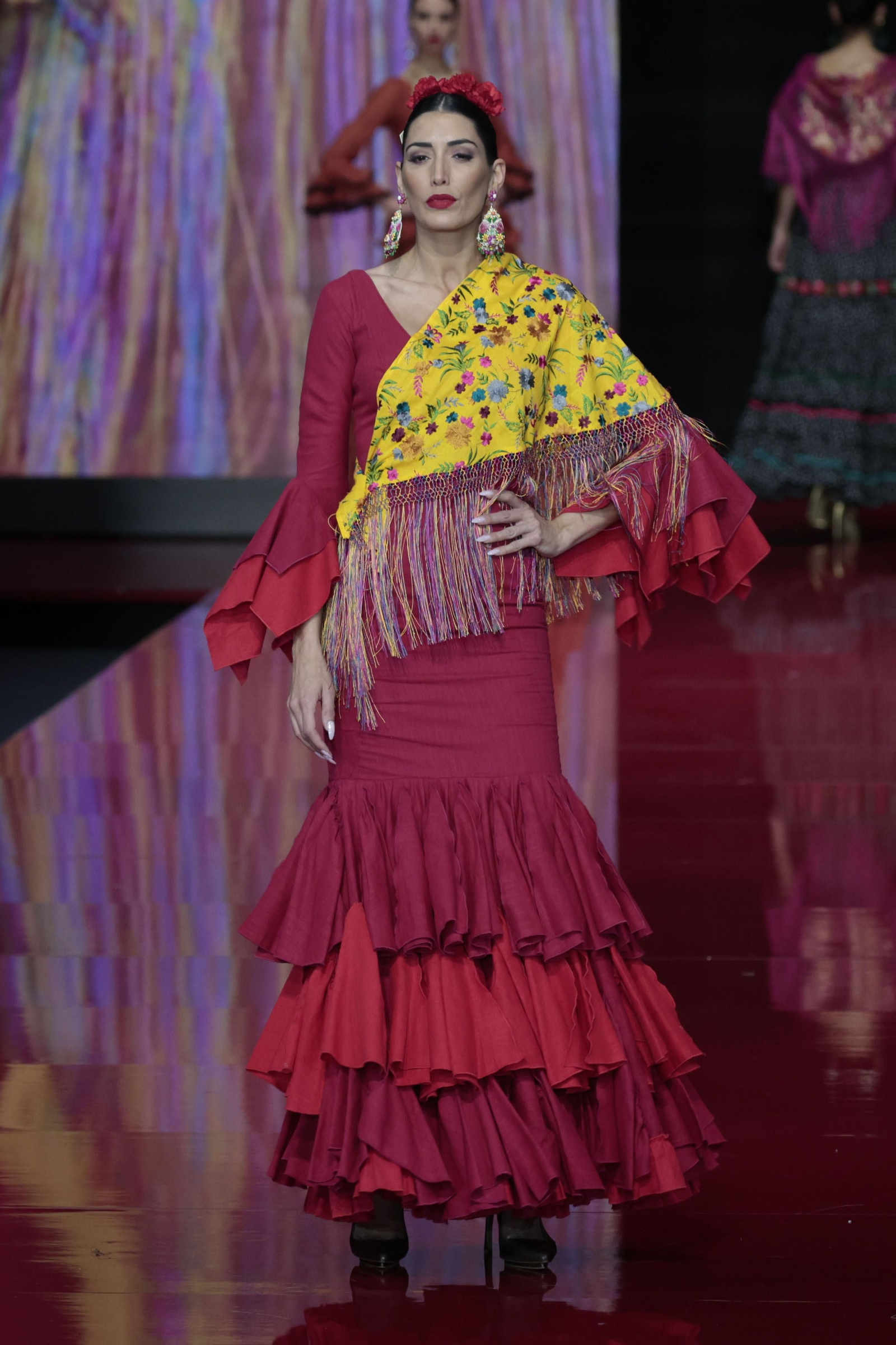 Traje de flamenca rojo con mantoncillo amarillo visto en el desfile de la asociación Mof & Art en SIMOF. Traje de flamenca rojo con mantoncillo amarillo visto en el desfile de la asociación Mof & Art en SIMOF.