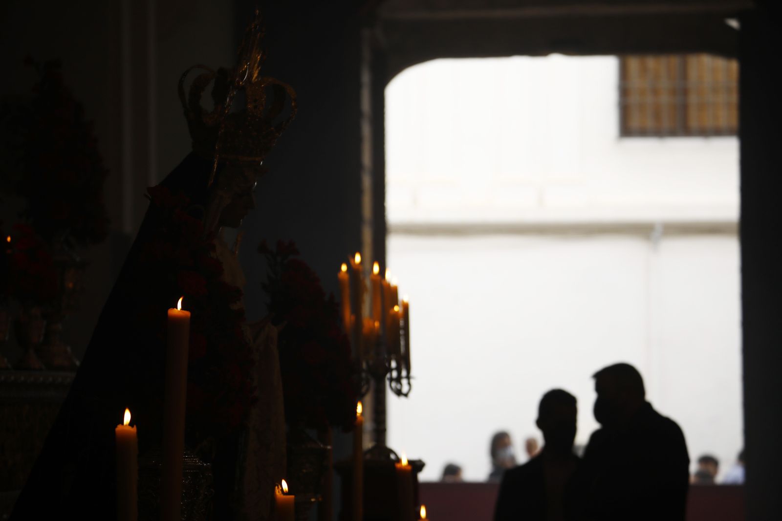 La Virgen de la Caridad, entre los contrastes de luz de San Andrés.