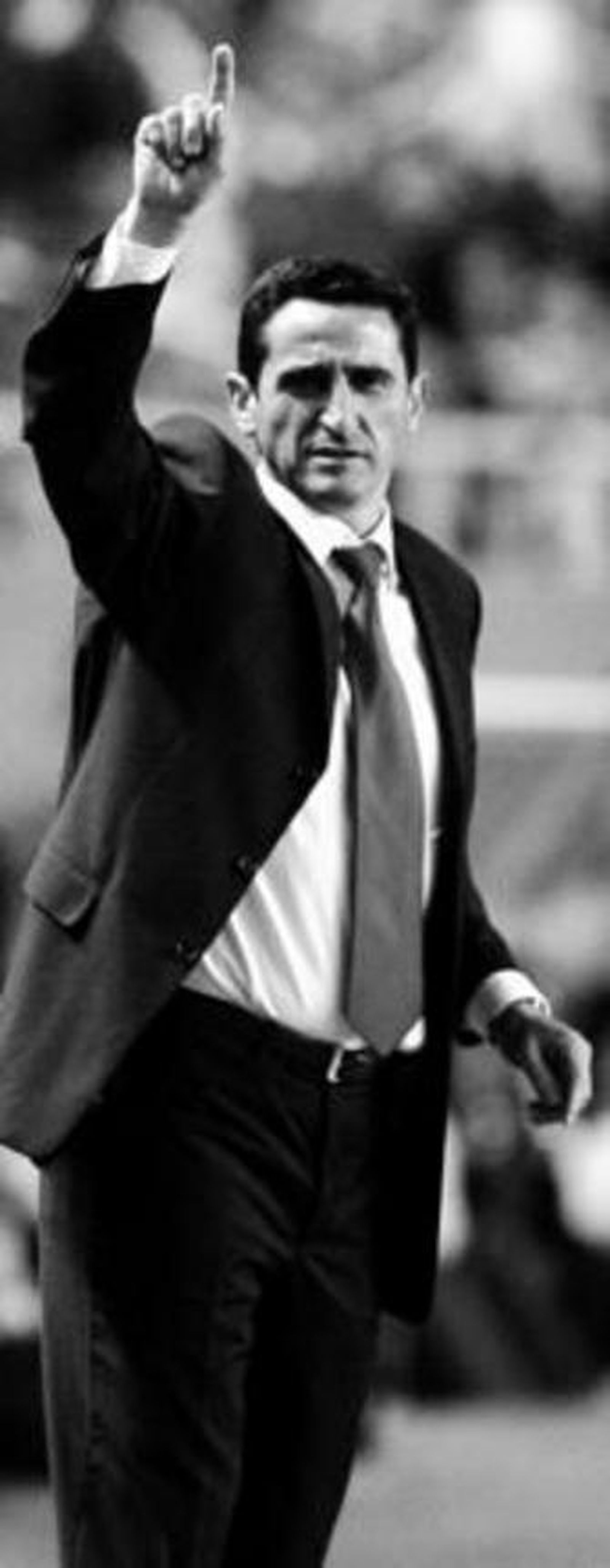 Manolo Jiménez levanta un dedo para hacer una indicación.