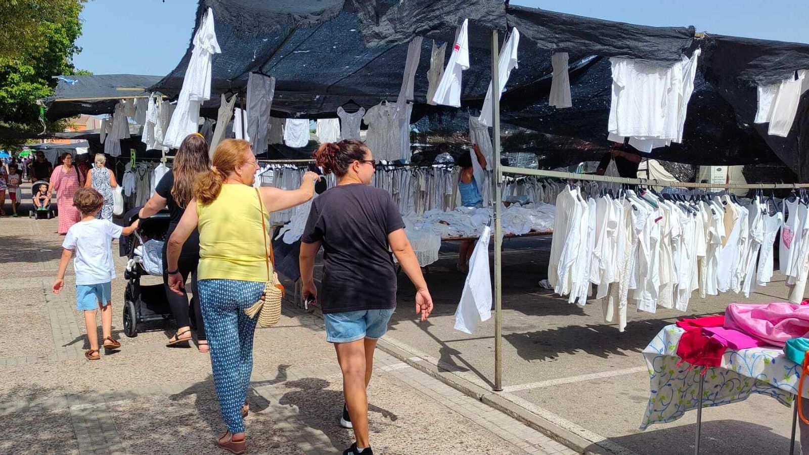 Algunas personas, este lunes en el mercadillo. Algunas personas, este lunes en el mercadillo.