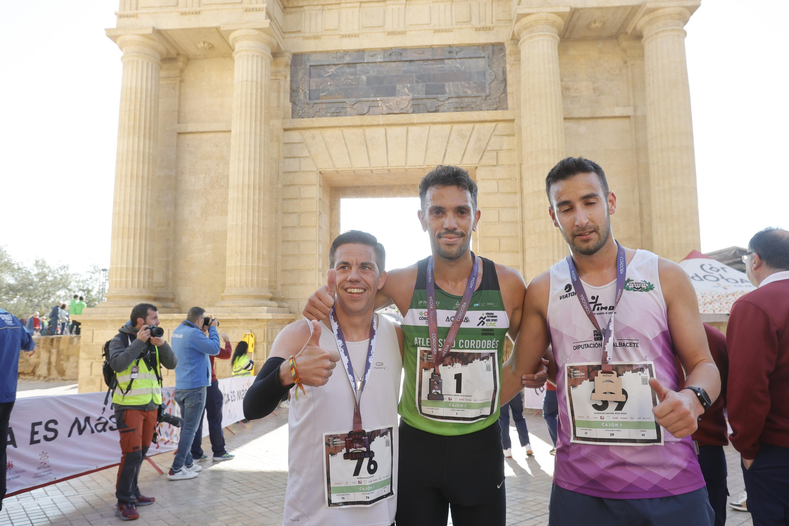 Media Maratón de Córdoba 2023: La gloria de cruzar la Puerta del Puente, en imágenes