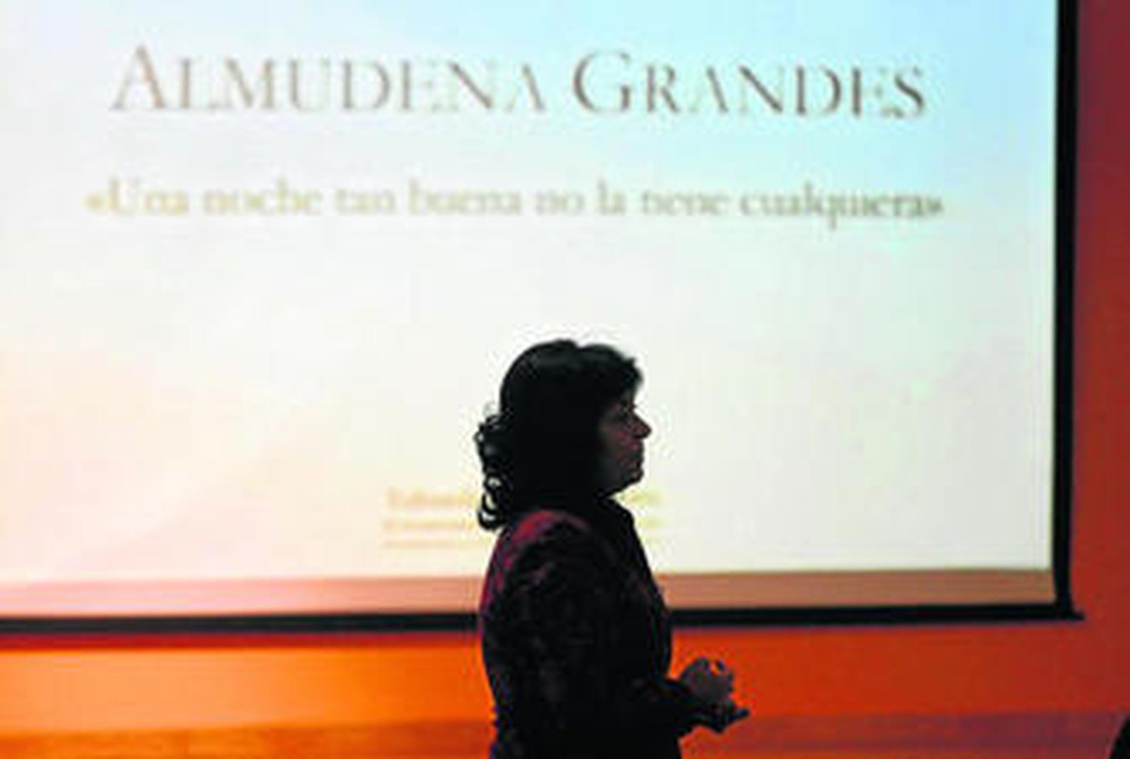 La escritora Almudena Grandes, momentos antes de su intervención en el Aula Magna de Filosofía y Letras.