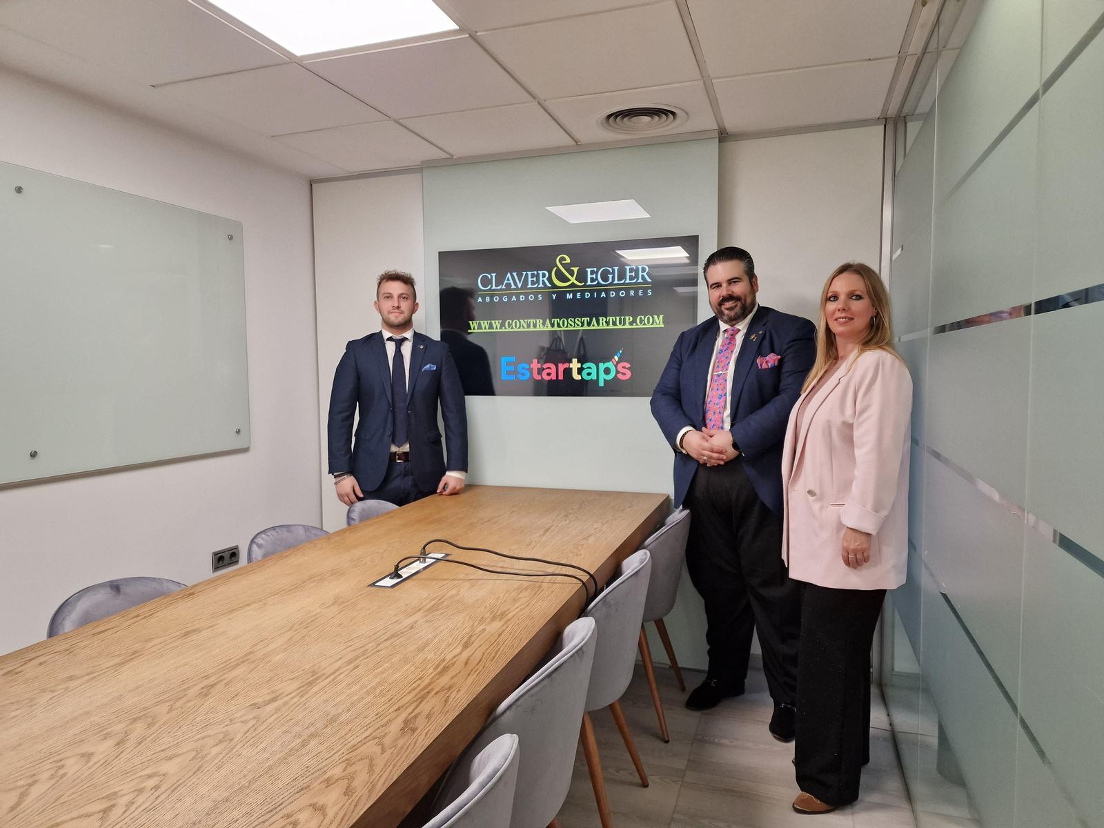 El CEO de Estartaps, Ignacio Tamarit, junto con los socios de Claver & Egler Abogados y Mediadores, Susana Pedrero y Gonzalo Fernández-Sambruno en la sede de Madrid.