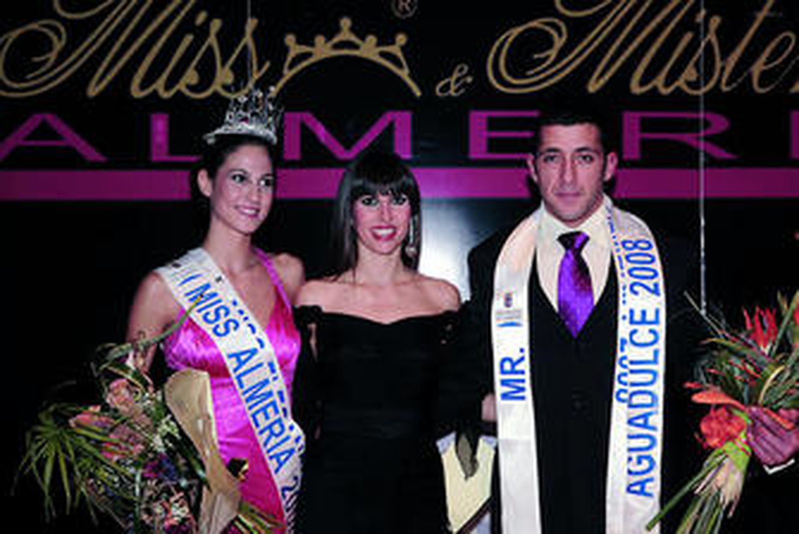 Noelia, junto a Rosalía Navarro y Eduardo Jaén, Mister Almería, durante su elección.