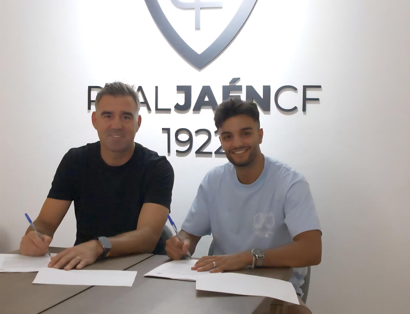 Fran Anera, junto Moha en la firma del contrato.