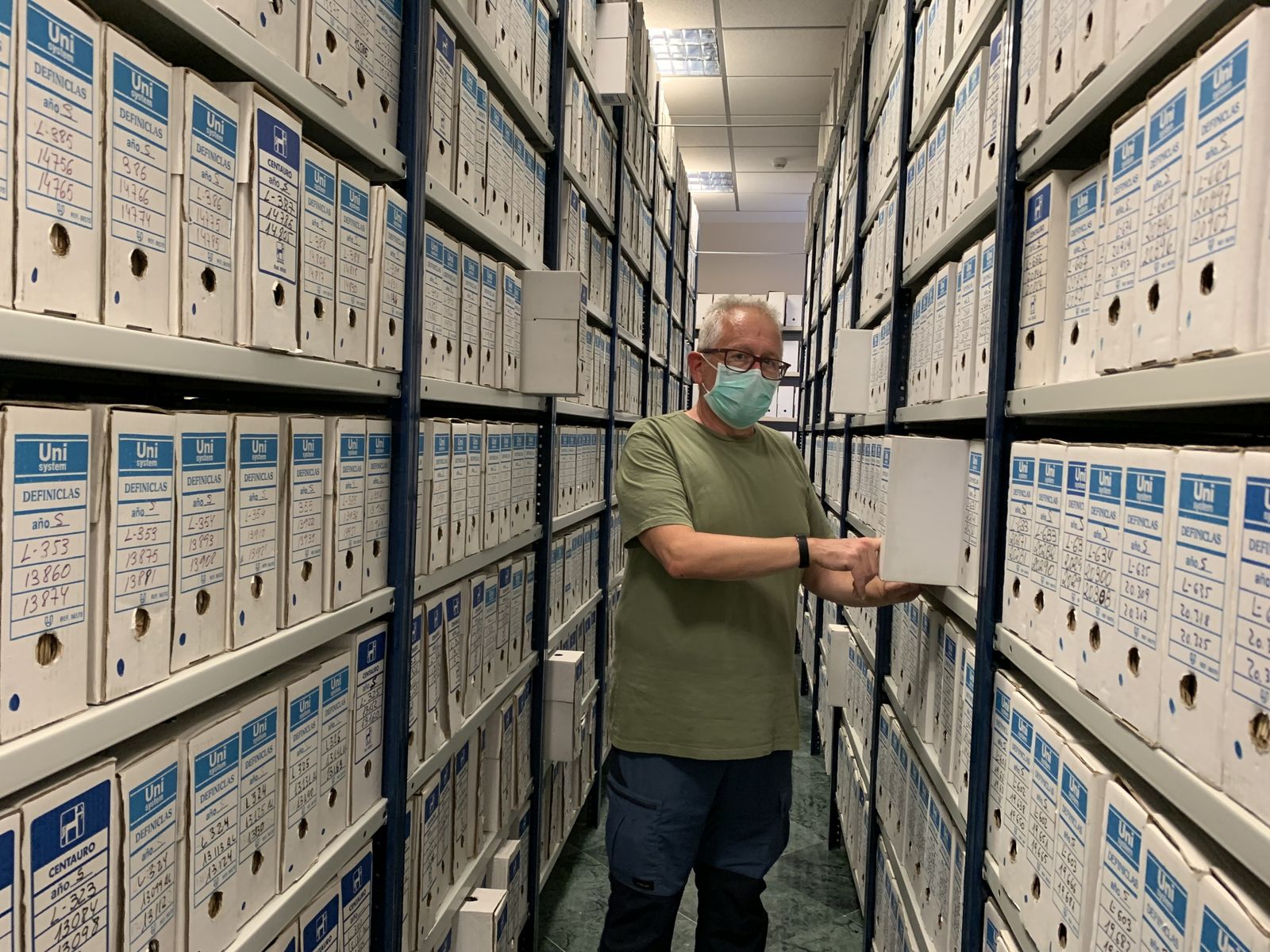 Ángel García Villaraco consulta una de las 10.000 cajas del Archivo Histórico Militar