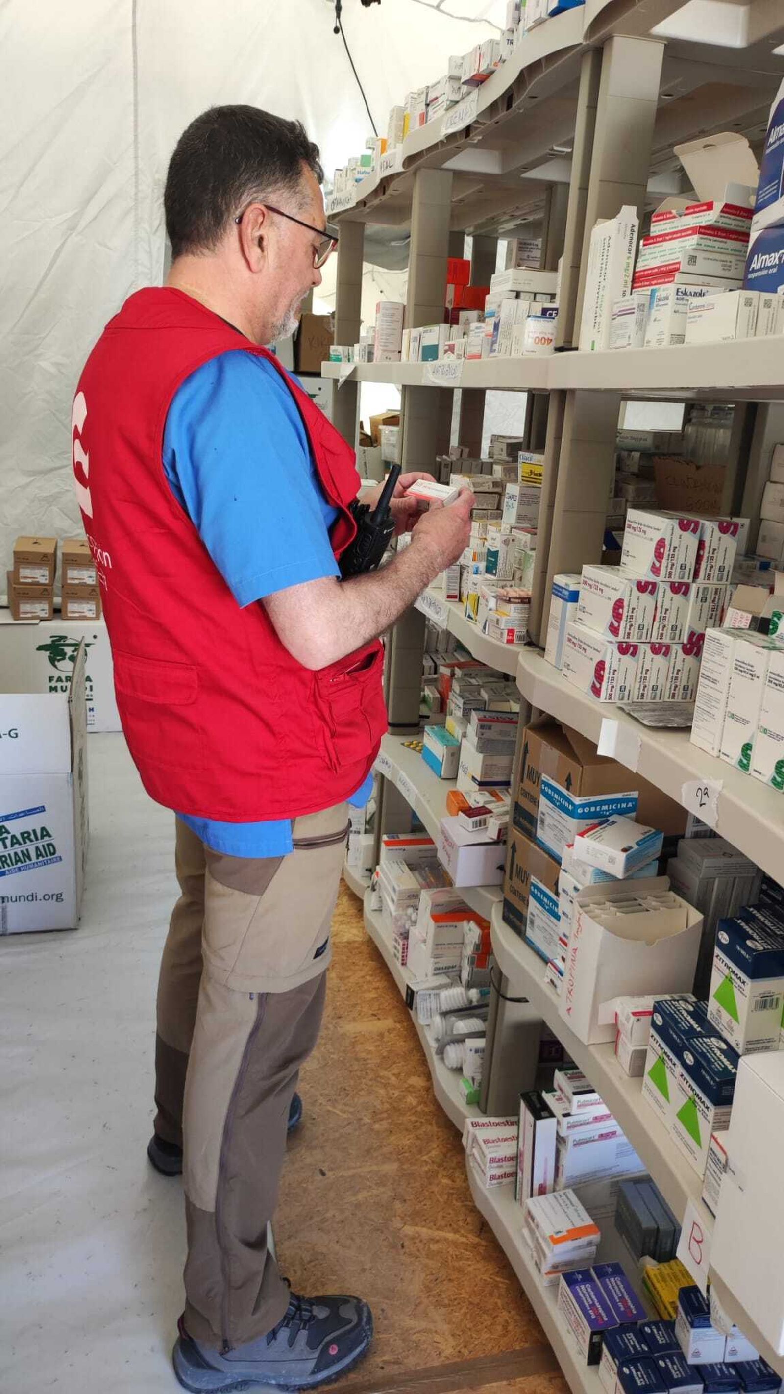 Rafael Rivas en la farmacia del hospital de campaña.