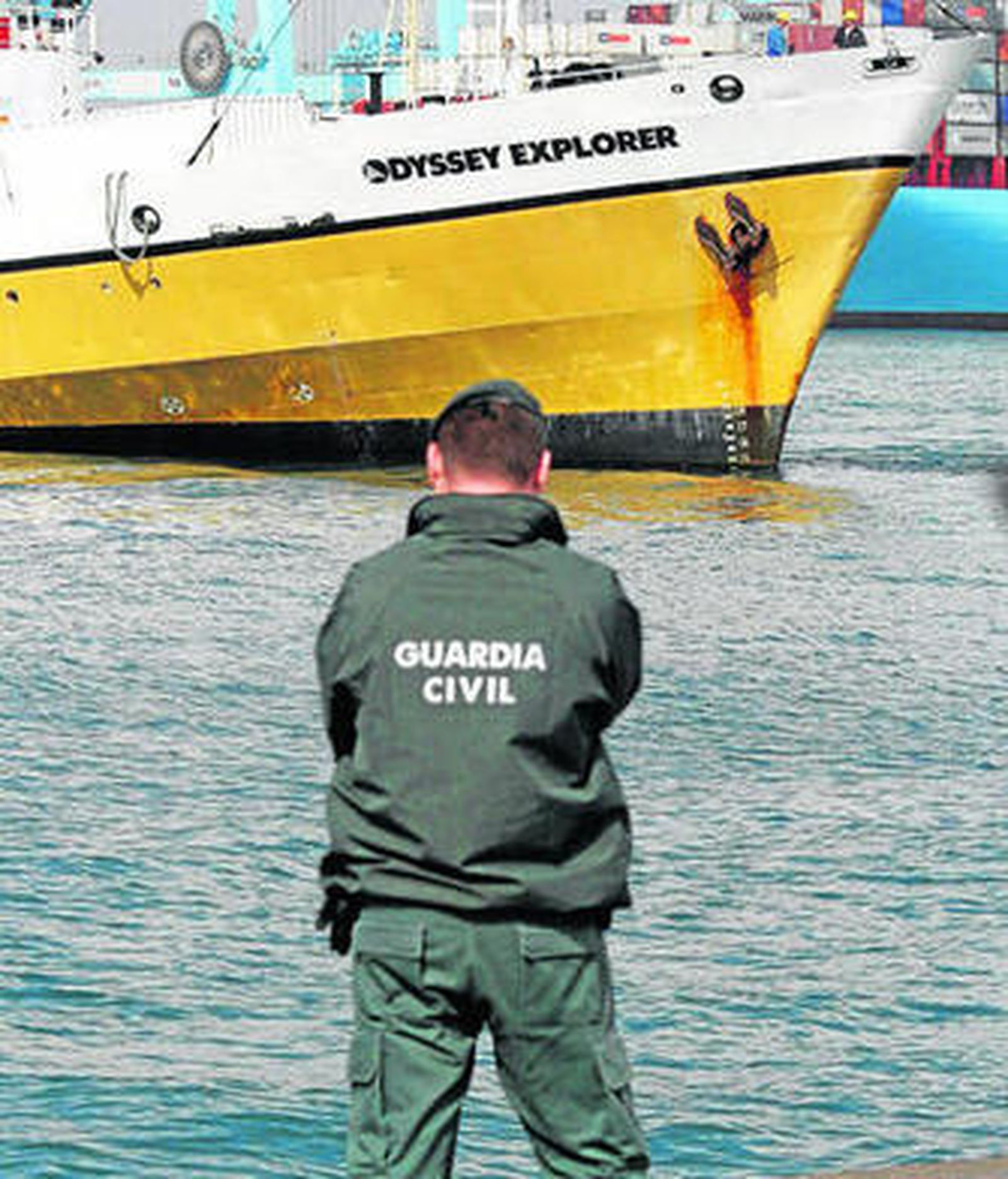 Imagen de un guardia Civil custodiando el barco de Odyssey.