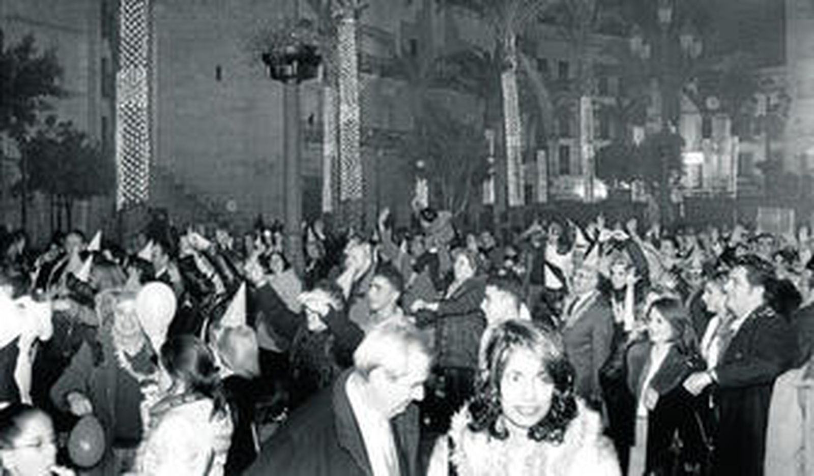 Asistentes a la fiesta de Nochevieja en la plaza del Arenal de Jerez, en 2007.