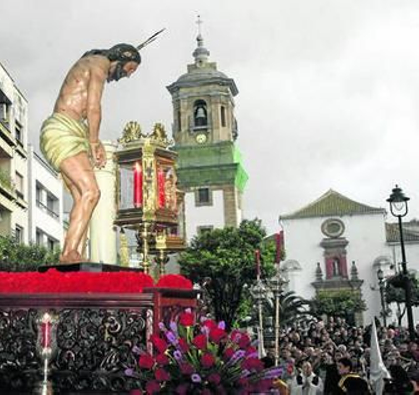 Jesús atado sale de la capilla Europa. A la derecha, un joven ataviado con dalmática porta un cirial.