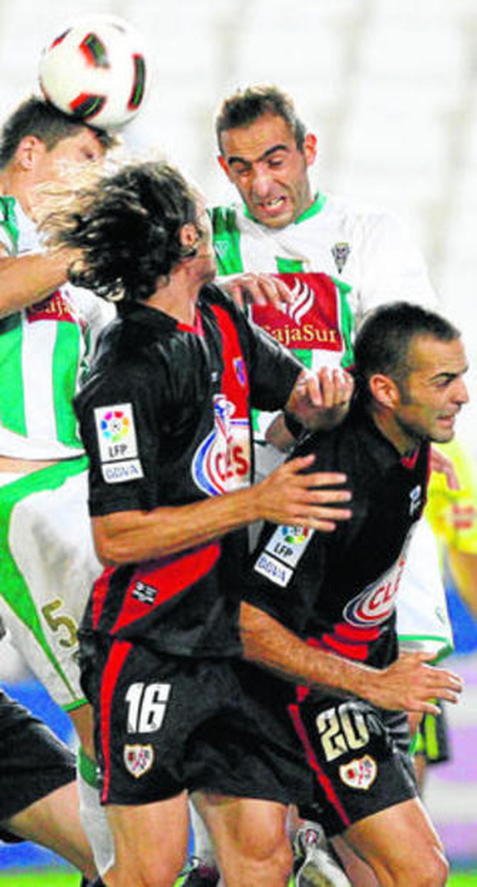 El cordobés Alberto Aguilar, autor del segundo tanto, se eleva más que el resto.