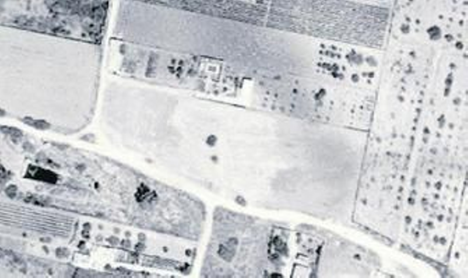 Antes y después, a la izquierda  parcela baldía en 2001; derecha, con las casas ya construidas.