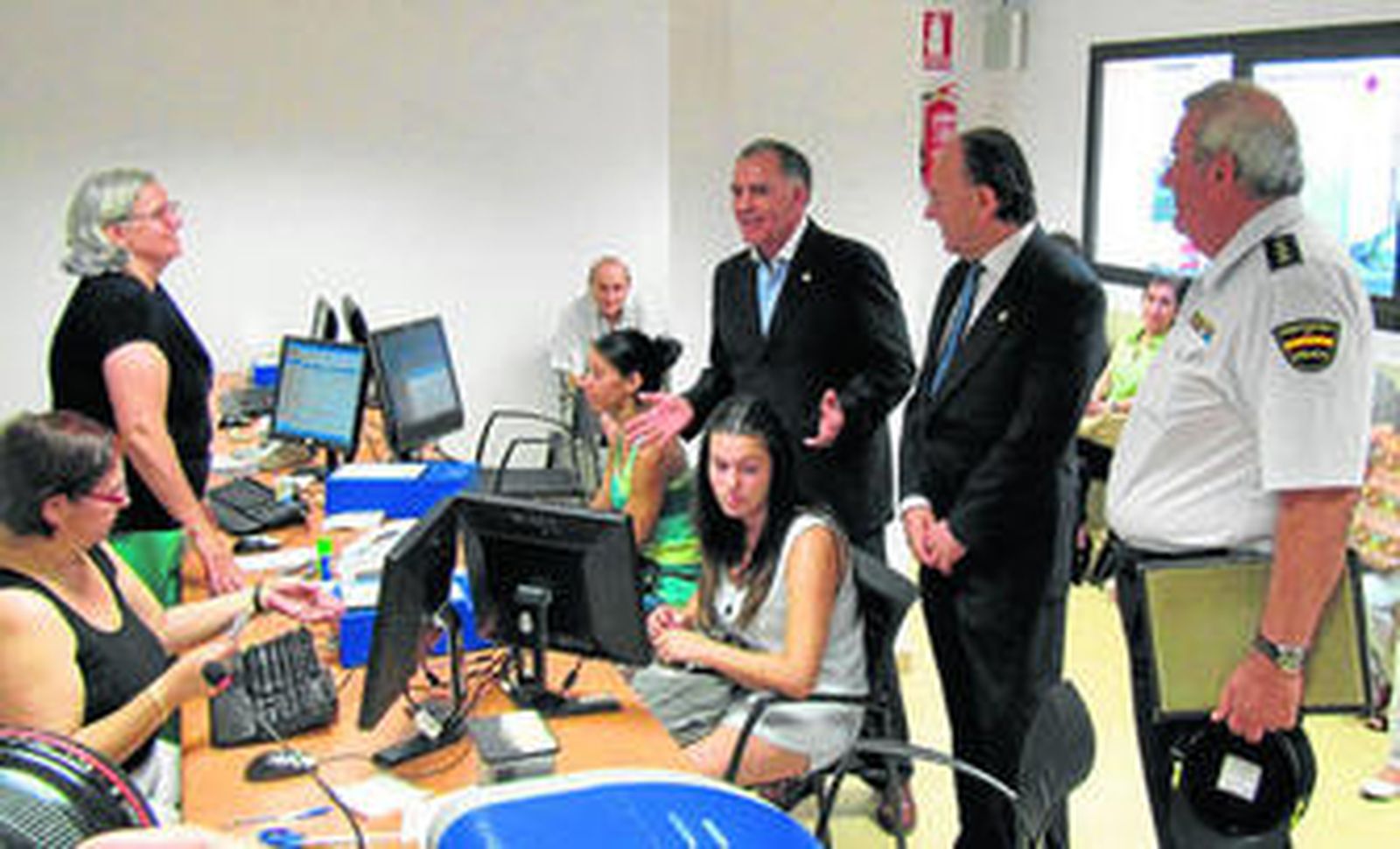 Santiago Pérez y Eduardo Caracuel durante su visita a la nueva oficina de la Policía Nacional del Zaidín.