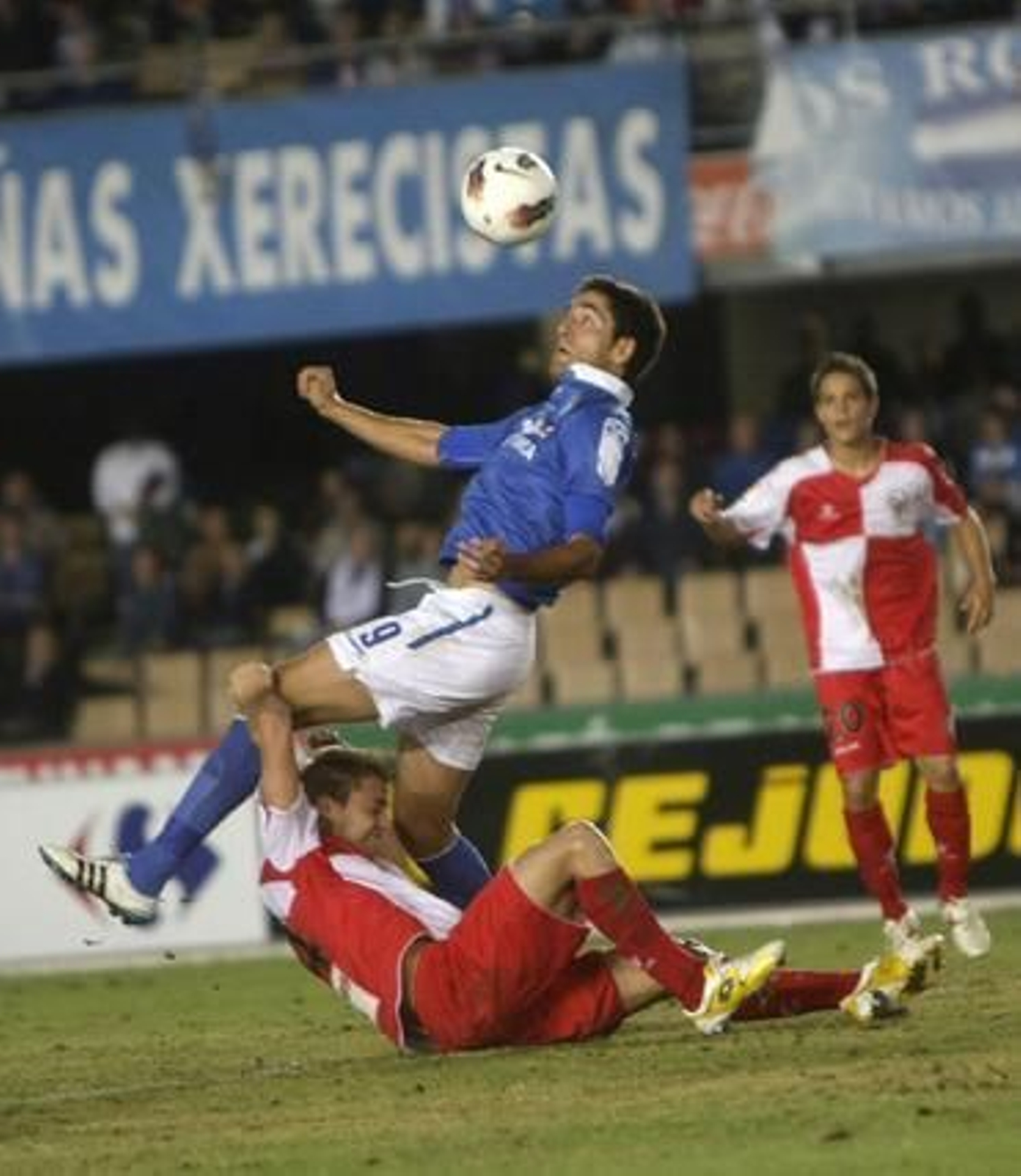 Íñigo Vélez intenta controlar el balón mientras el central Olmo le agarra descaradamente de su pierna.

Foto: Juan Carlos Toro