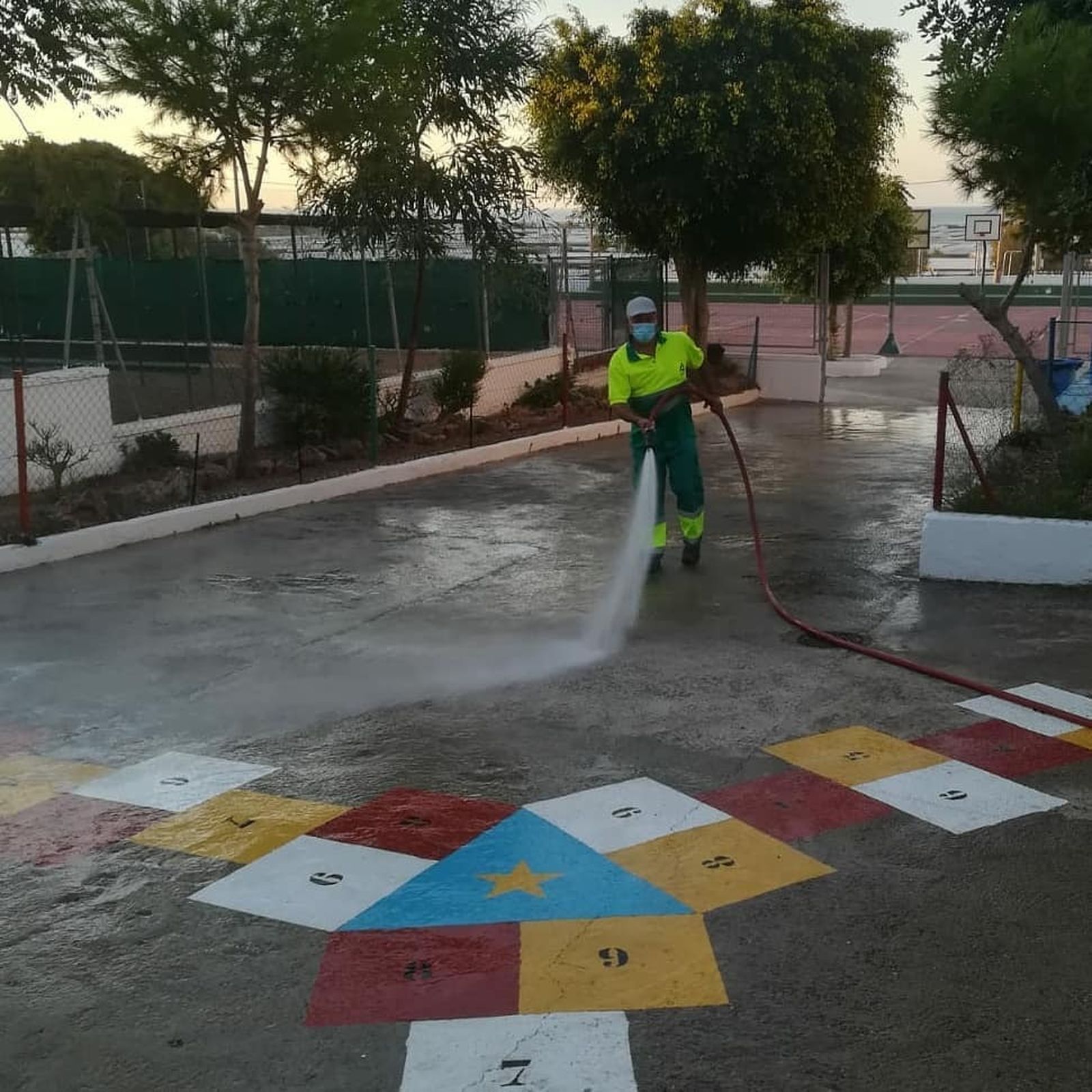 Tareas de desinfección en los colegios de Adra.